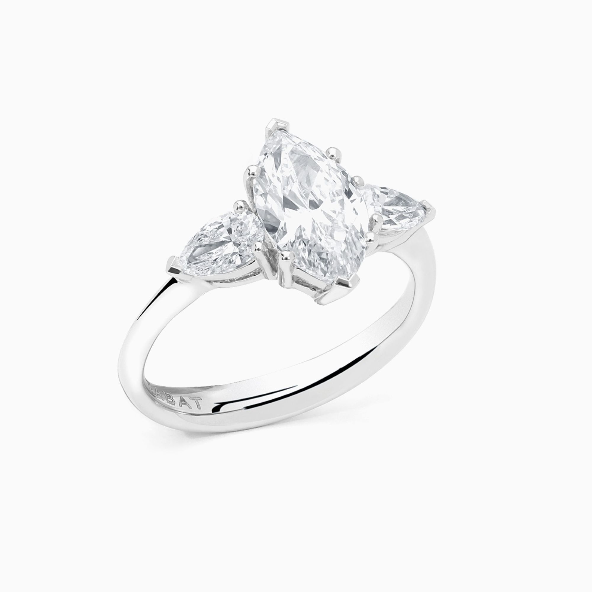 Anillo tresillo de platino con diamante central talla marquise y diamantes laterales talla pera