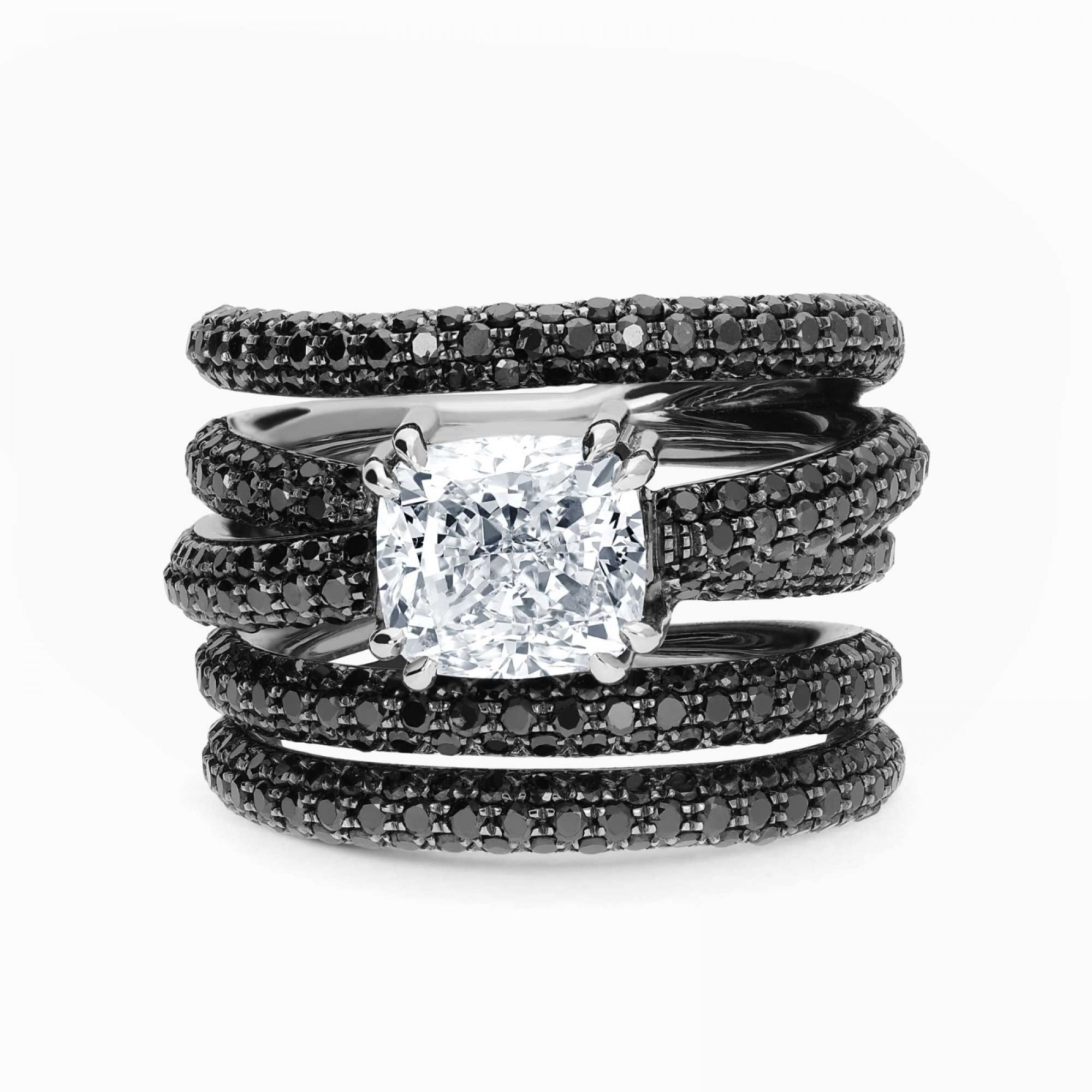 Anillo de oro con rodio negro con diamante central blanco talla cushion y brazo entrelazado con diamantes negros