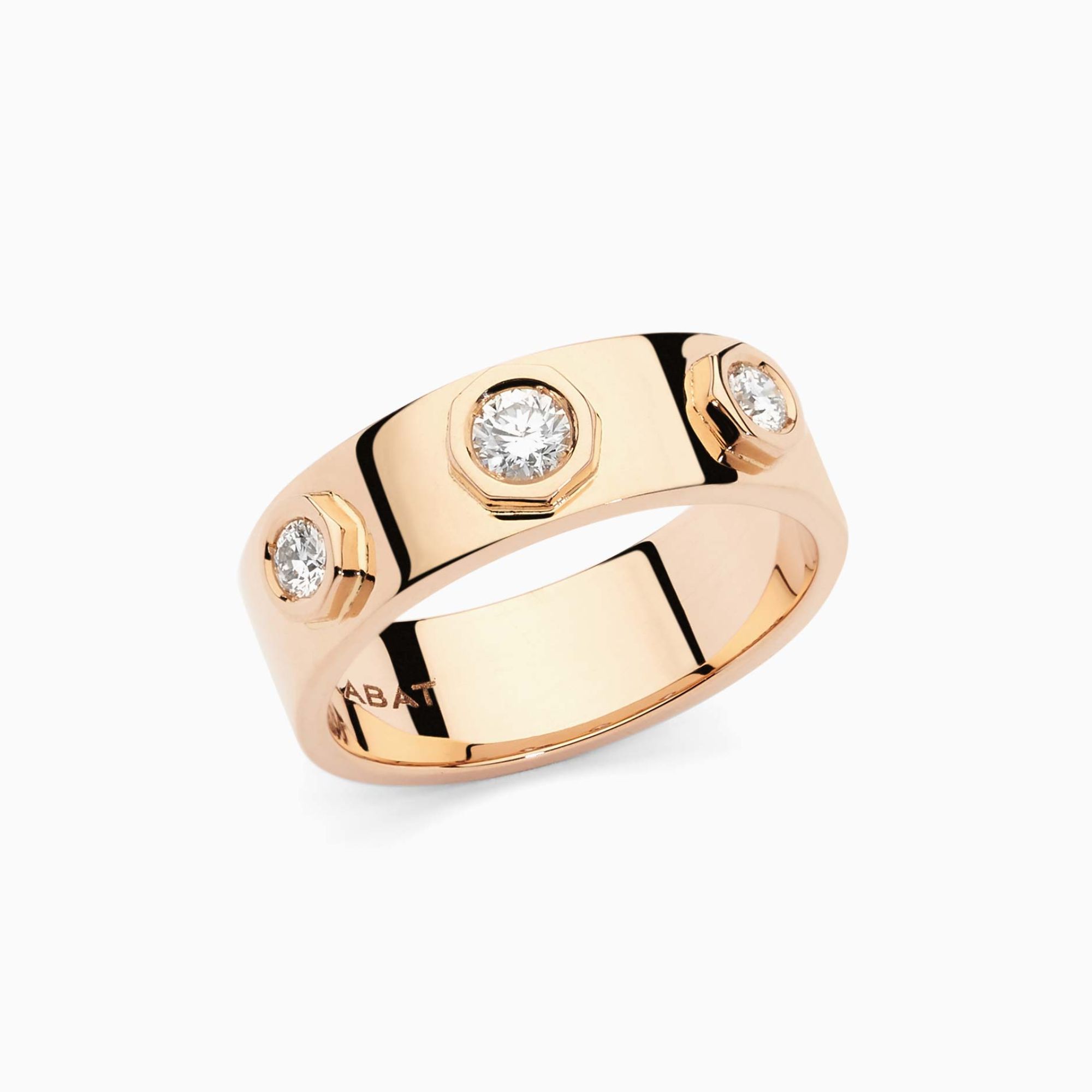 Anillo de oro rosa con tres diamantes