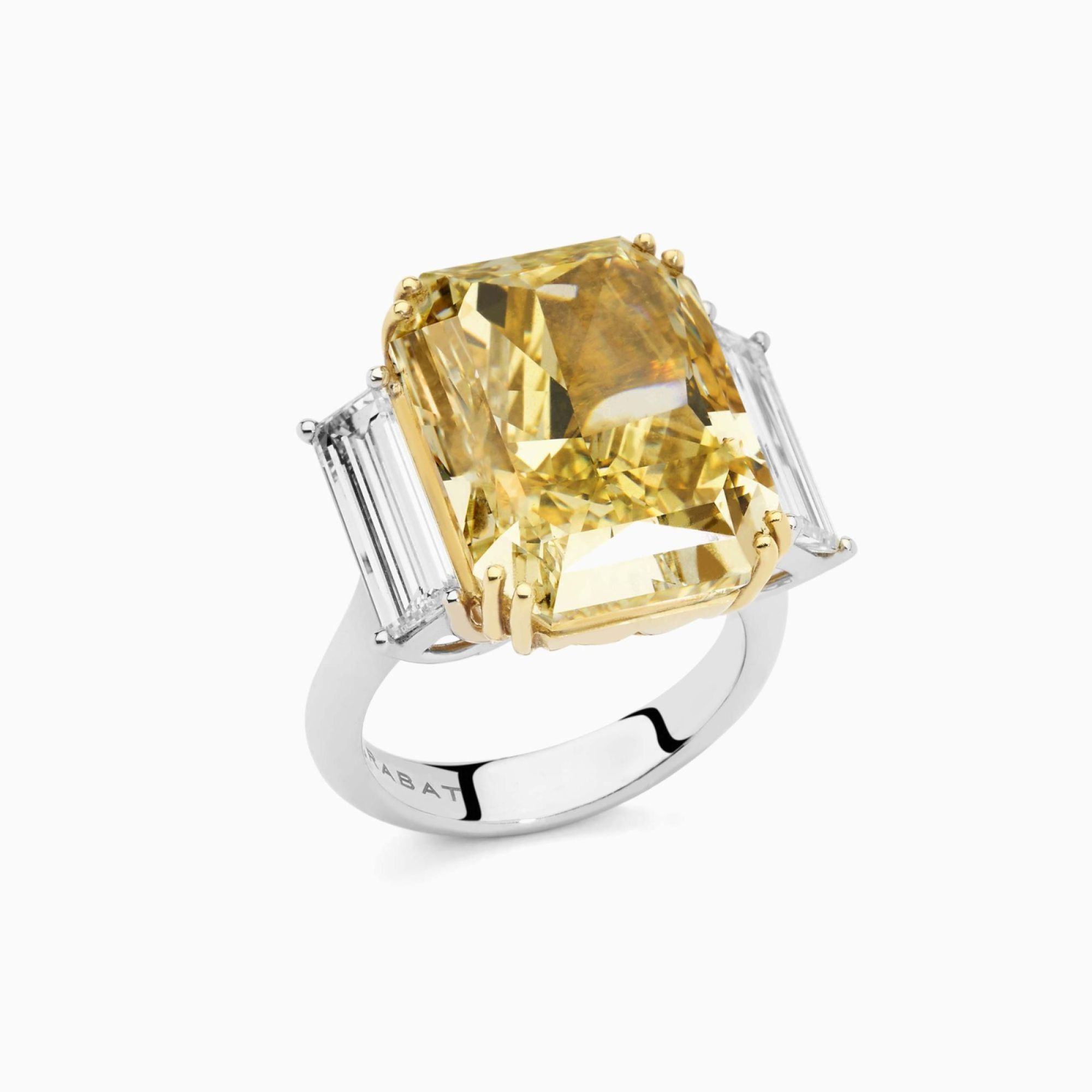 Anillo solitario de oro blanco con diamante central