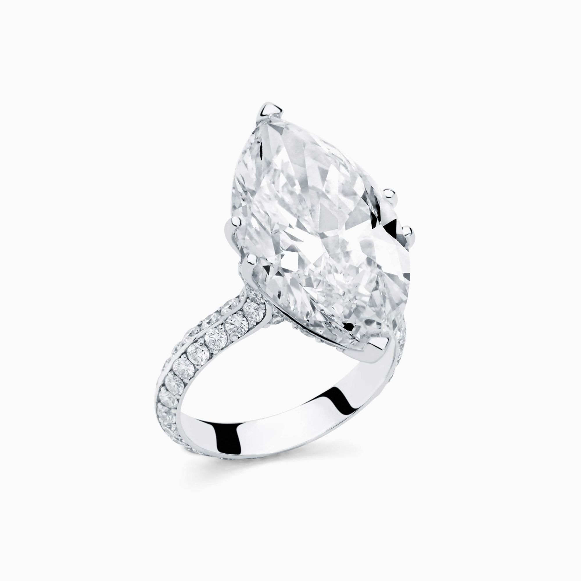 Anillo solitario de oro blanco con diamante central talla marquise y brazo de diamantes