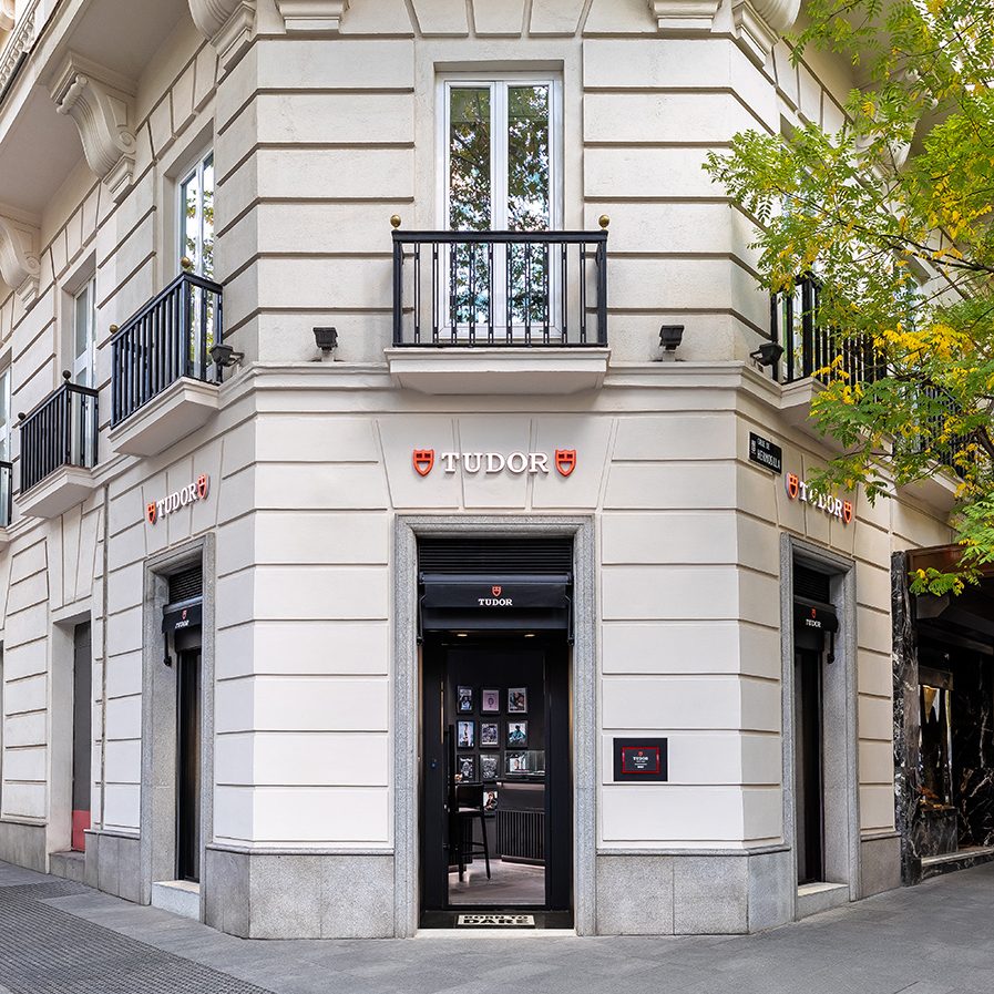 Exterior de la nueva boutique de Tudor en Madrid, calle Serrano 40. Joyería RABAT
