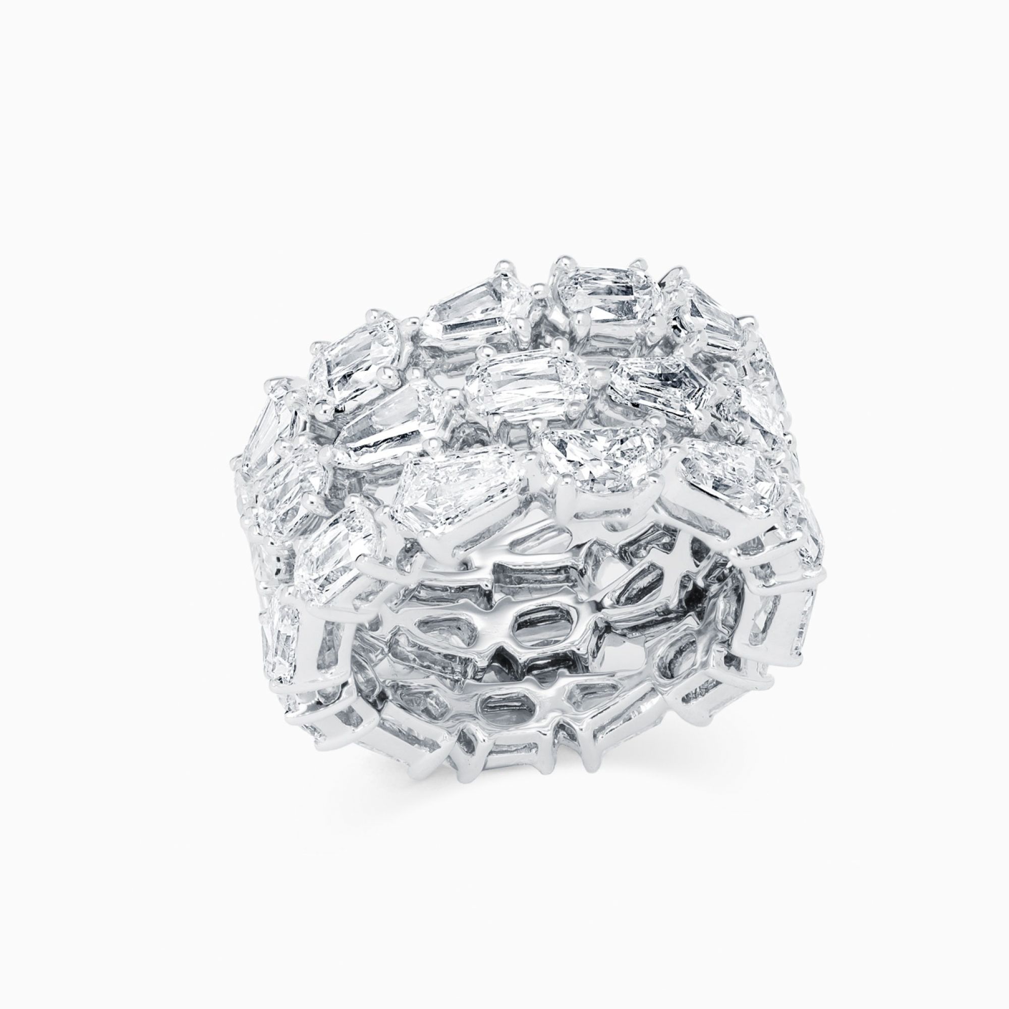 Anillo de oro blanco con filas de diamantes multitalla