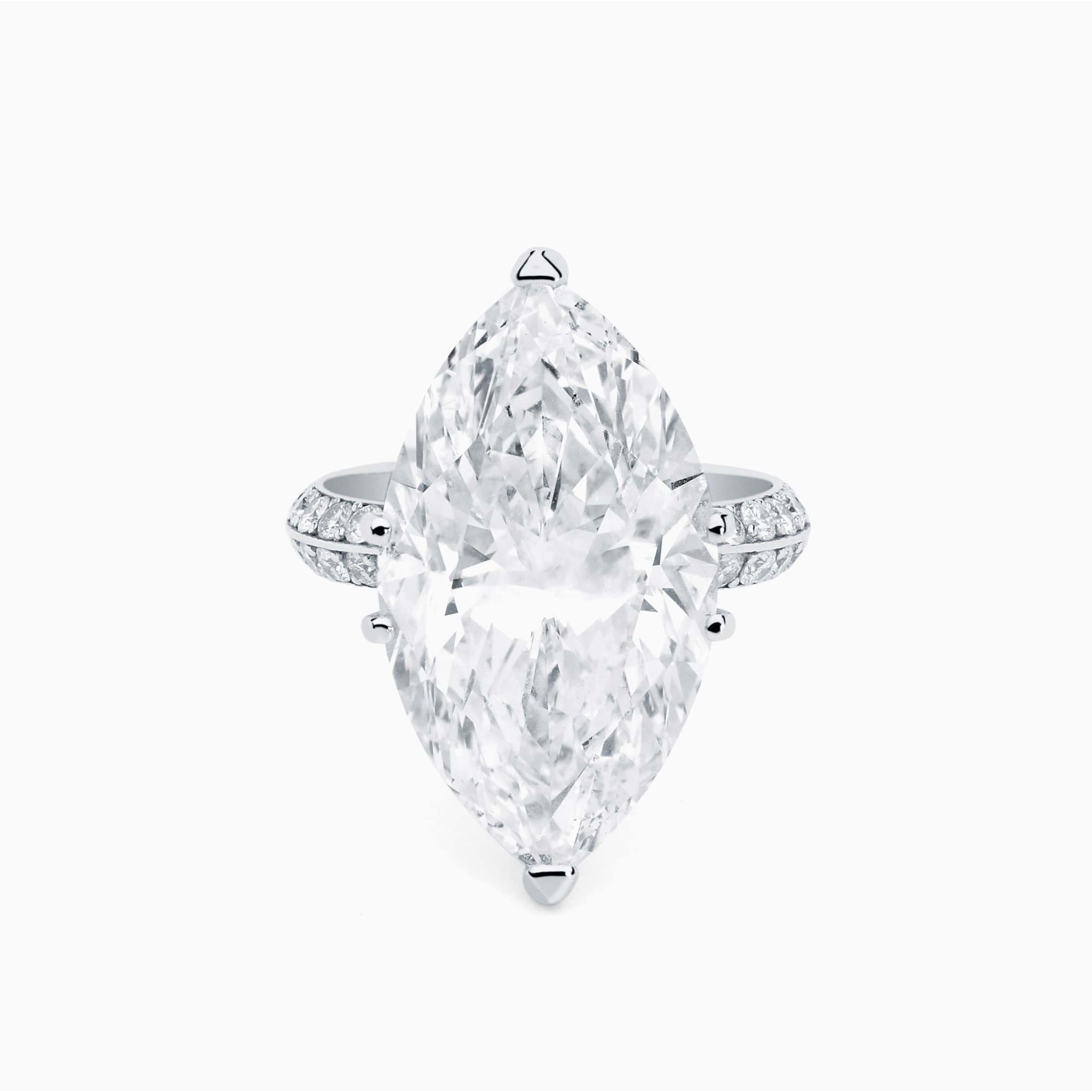 Anillo solitario de oro blanco con diamante central talla marquise y brazo de diamantes