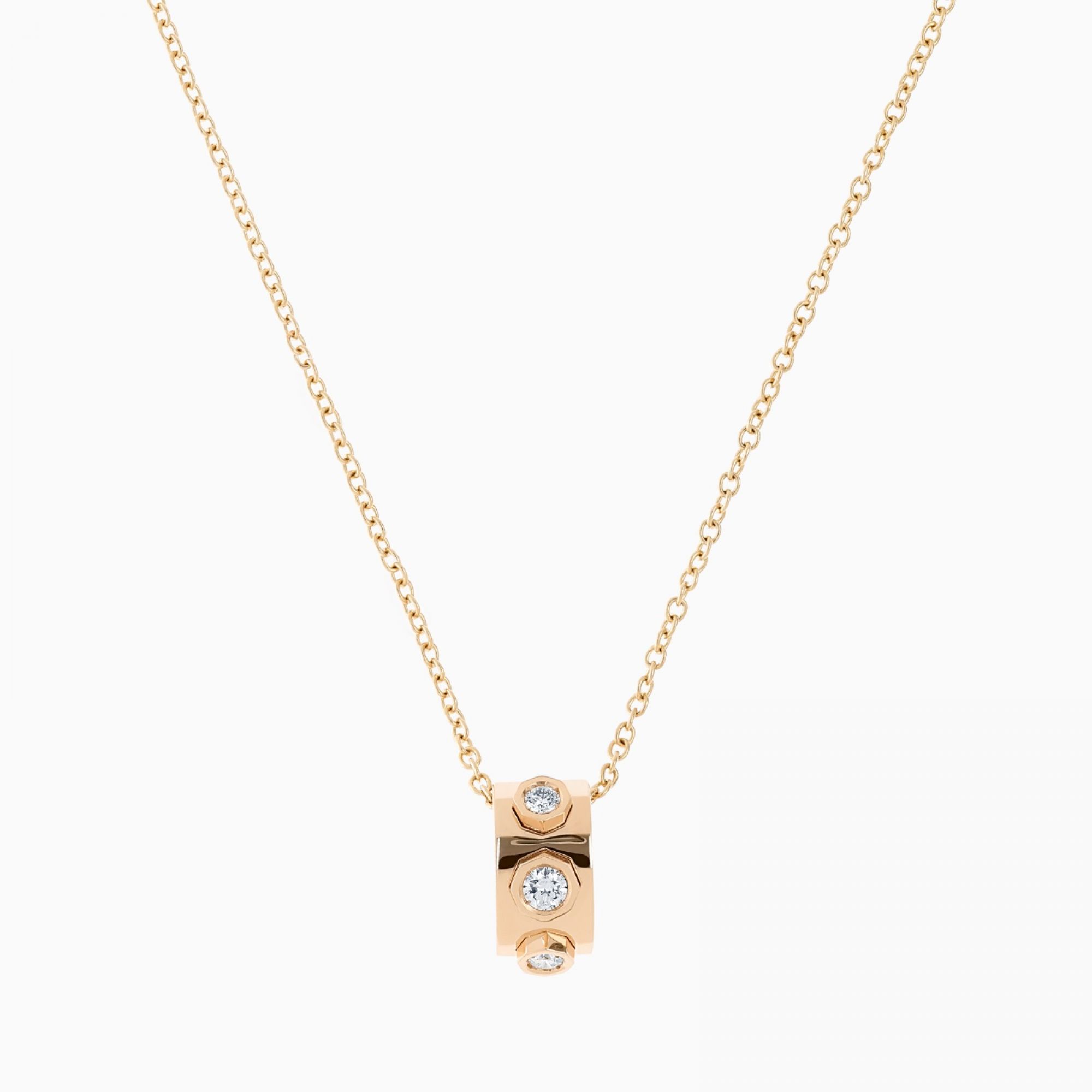 Colgante circular de oro rosa con tres diamantes