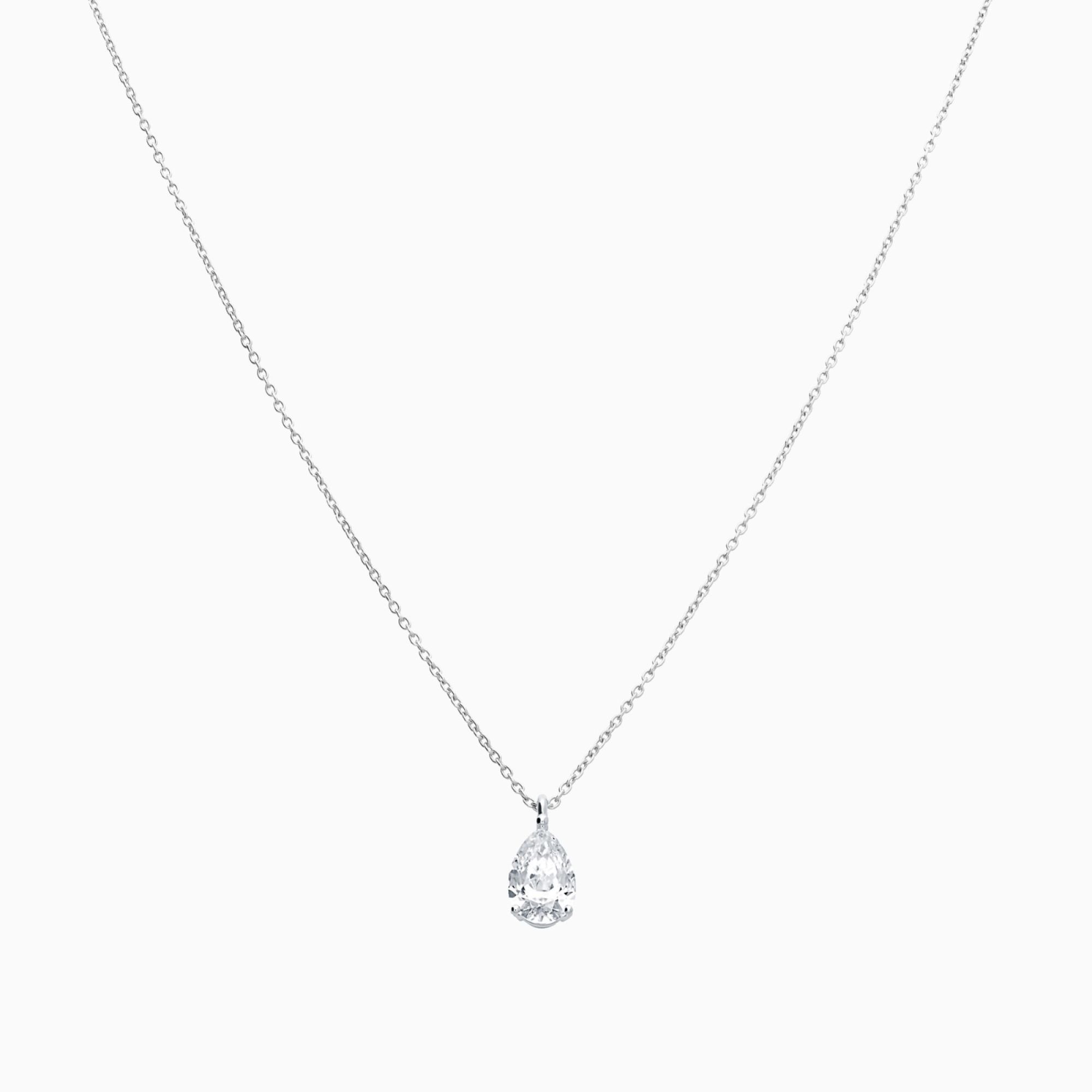 Colgante solitario de oro blanco con diamante central talla pera