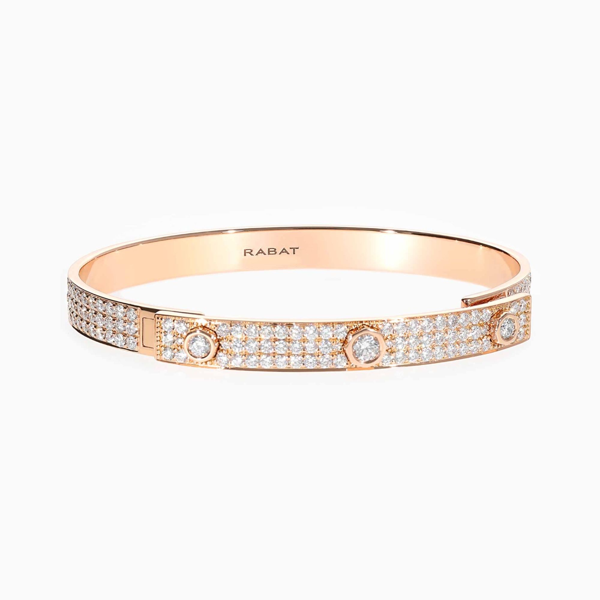 Pulsera rígida de oro rosa con tres diamantes centrales y pavé de diamantes