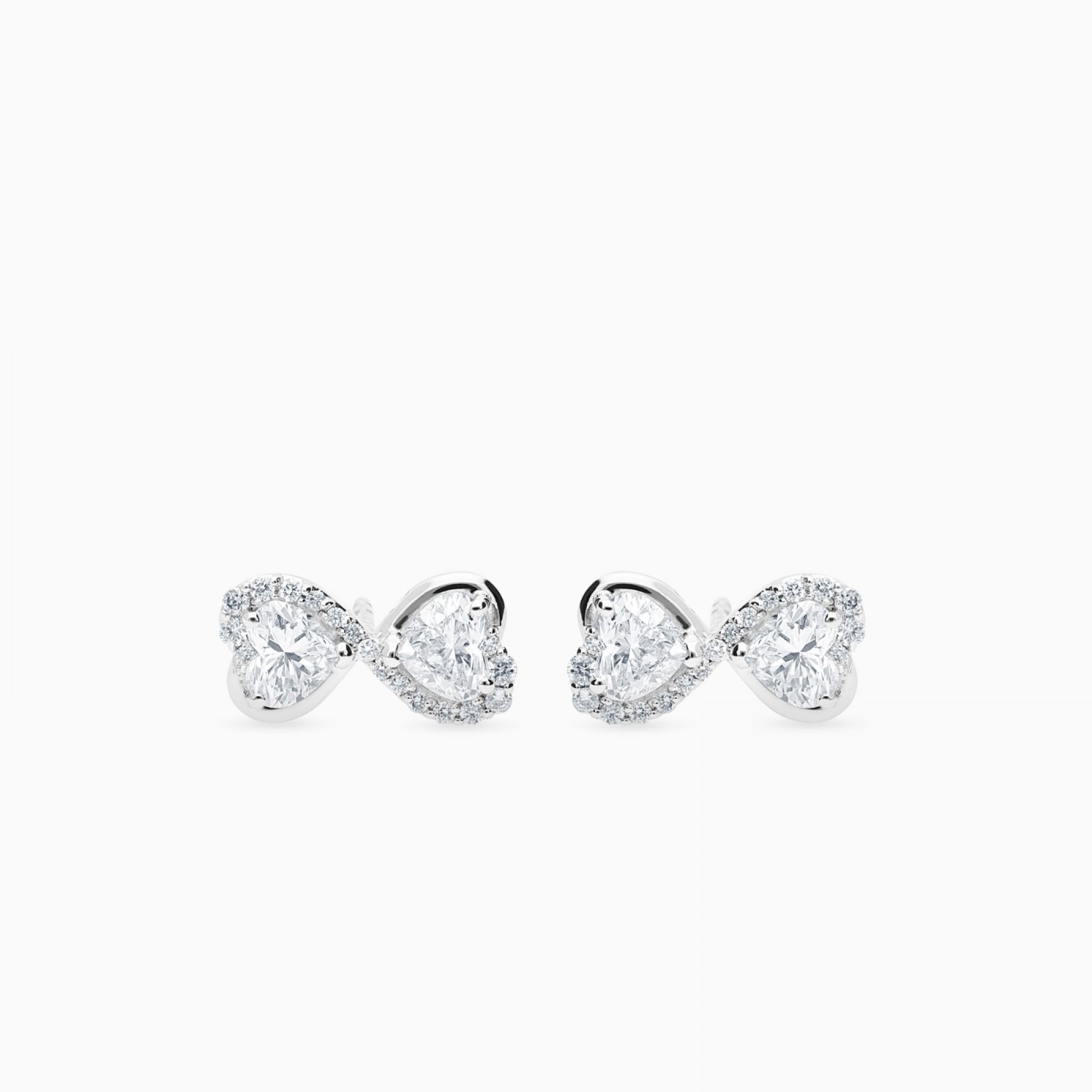 Pendientes con símbolo infinito de oro blanco con diamantes