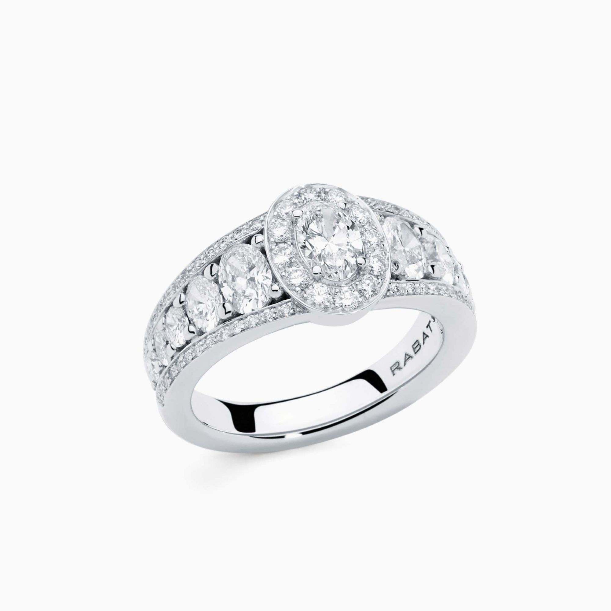 Anillo de oro blanco con diamantes y diamante oval central