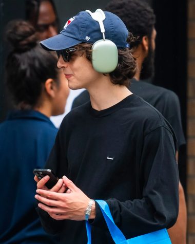 El Cartier Tank es, sin duda, su compañero más reconocible. Su silueta rectangular y proporciones equilibradas encajan a la perfección con el estilo sofisticado y contemporáneo del actor.