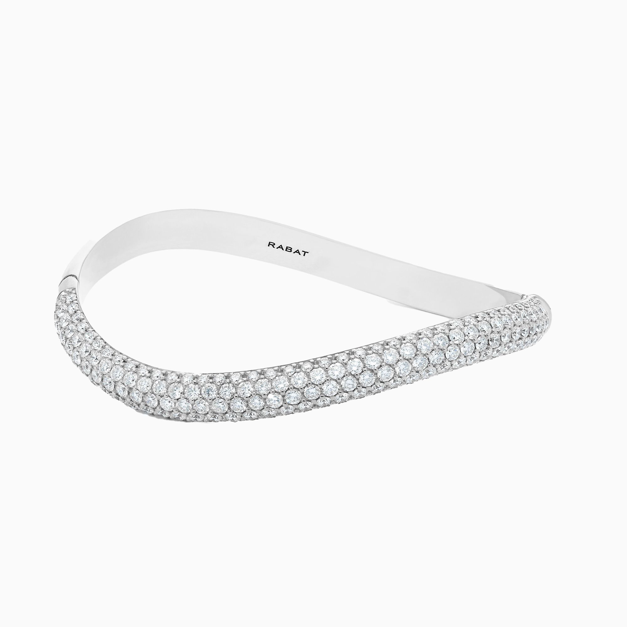 Pulsera rígida ondulada de oro blanco con pavé de diamantes