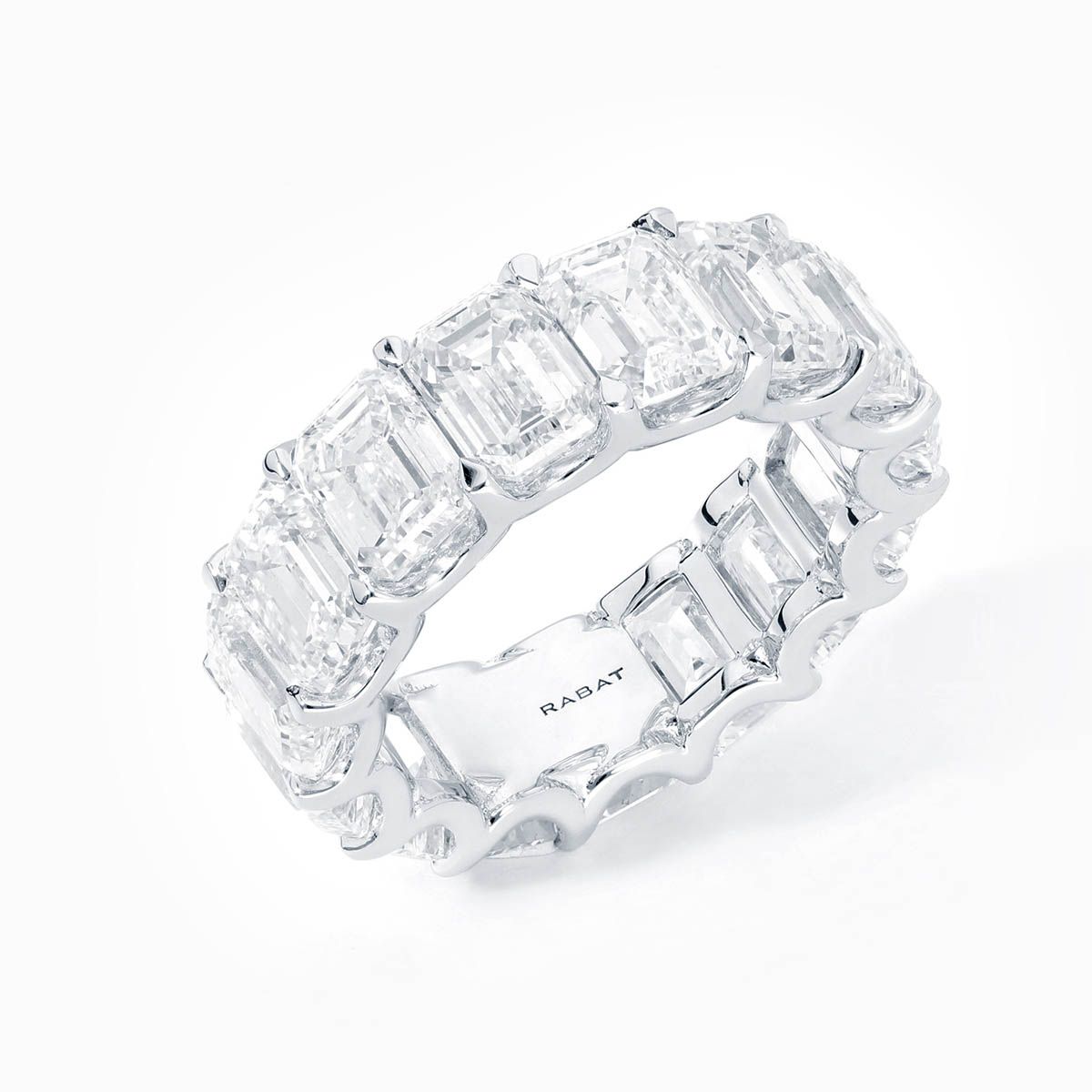 Alianza de oro blanco con diamantes talla esmeralda