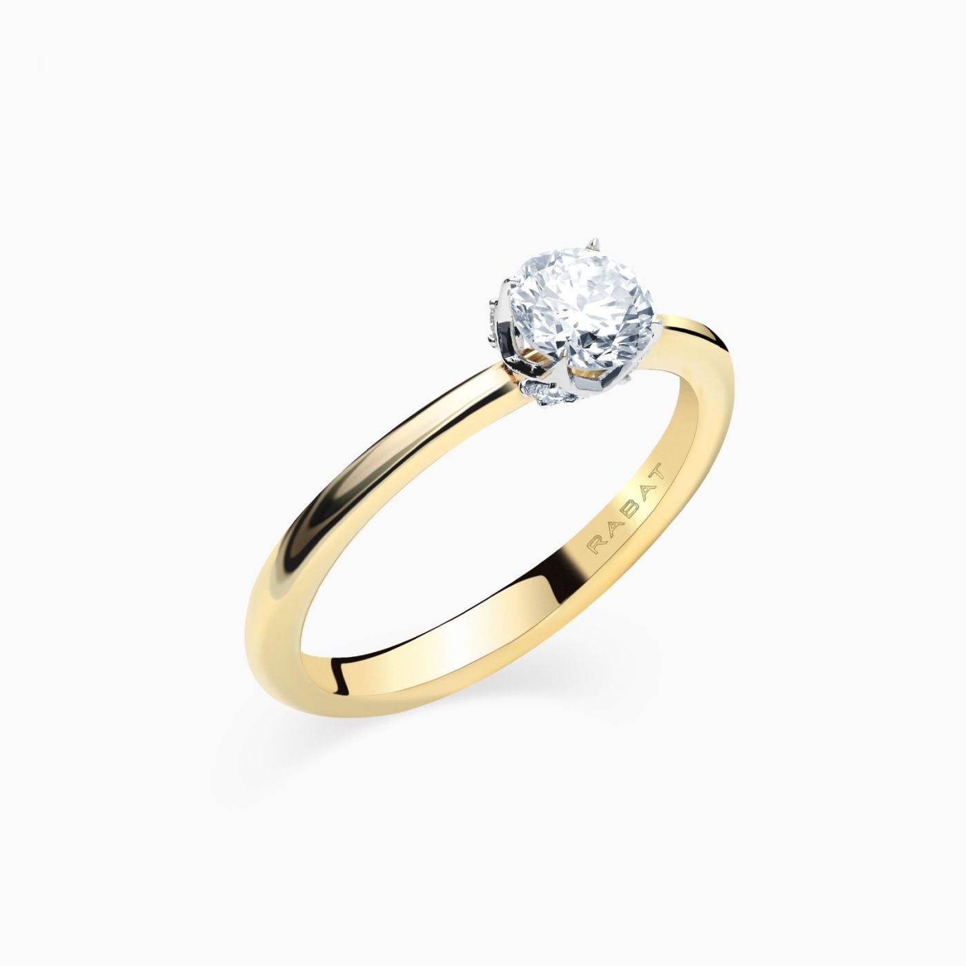 Anillo solitario de oro amarillo con diamante central y diamantes