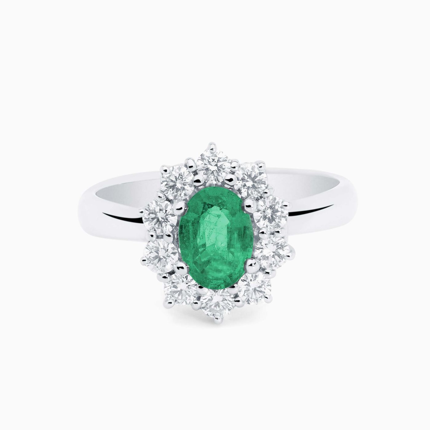 Anillo solitario de oro blanco con esmeralda central talla oval y orla de diamantes