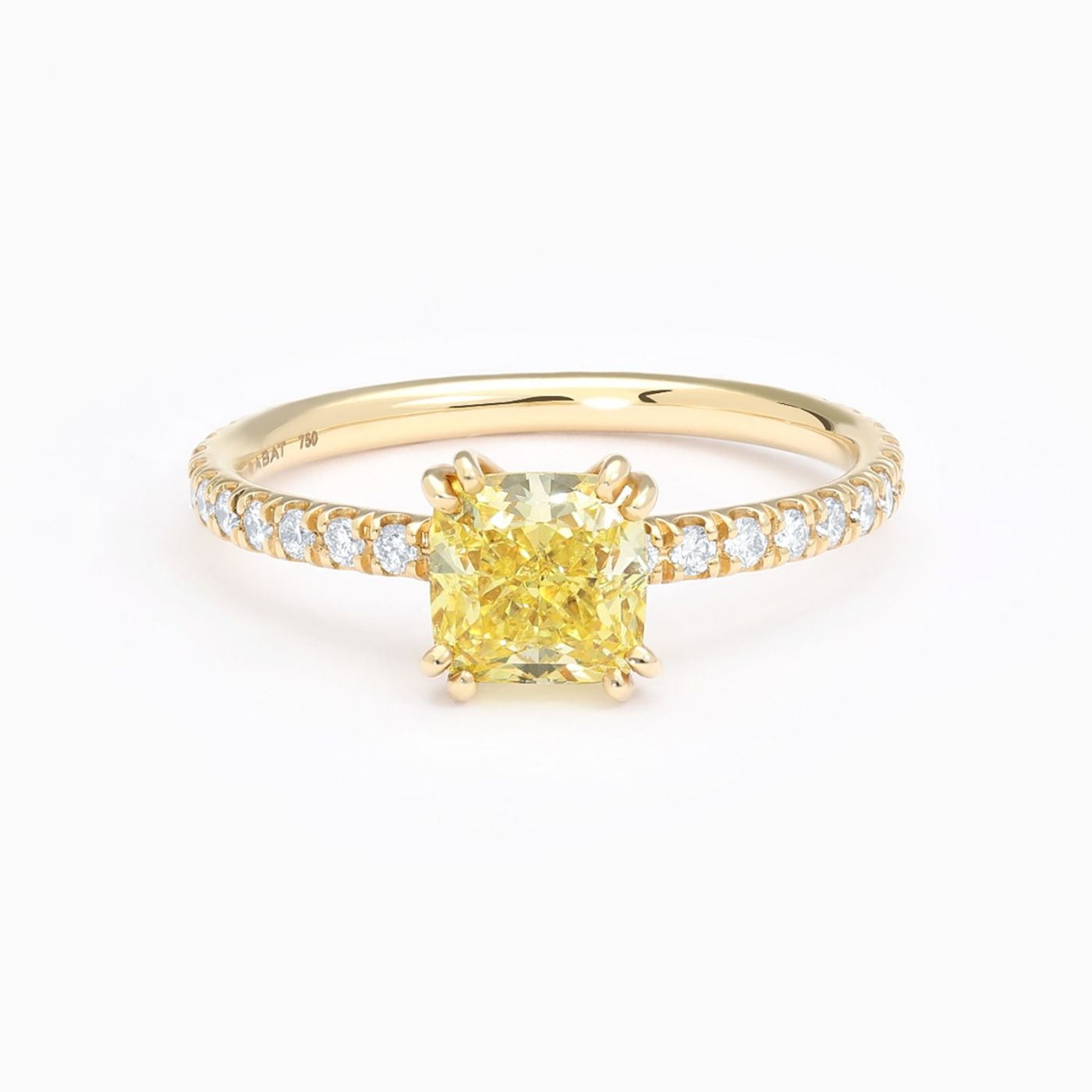 Anillo solitario de oro rosa con diamante central fancy talla cushion y brazo de diamantes