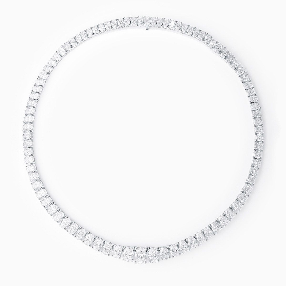 Collar de oro blanco con degradé de diamantes en talla oval
