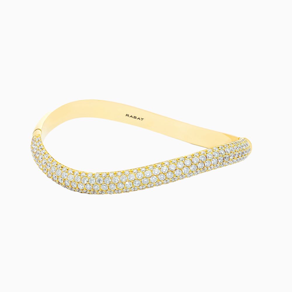Pulsera rígida ondulada de oro amarillo con pavé de diamantes