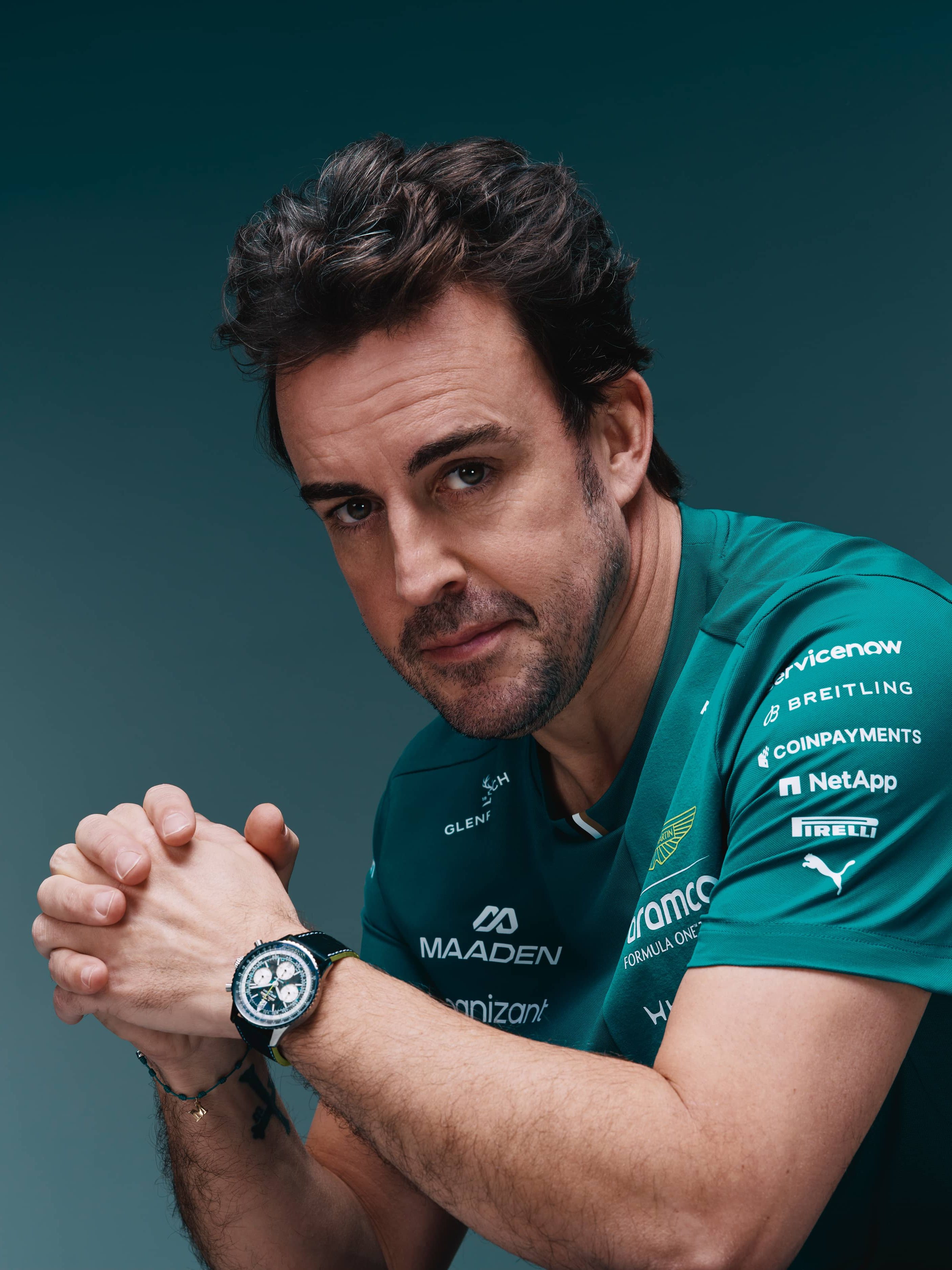 Fernando Alonso luciendo el reloj Breitling Navitimer B01 Chronograph 43 Aston Martin Aramco Formula One™ Team