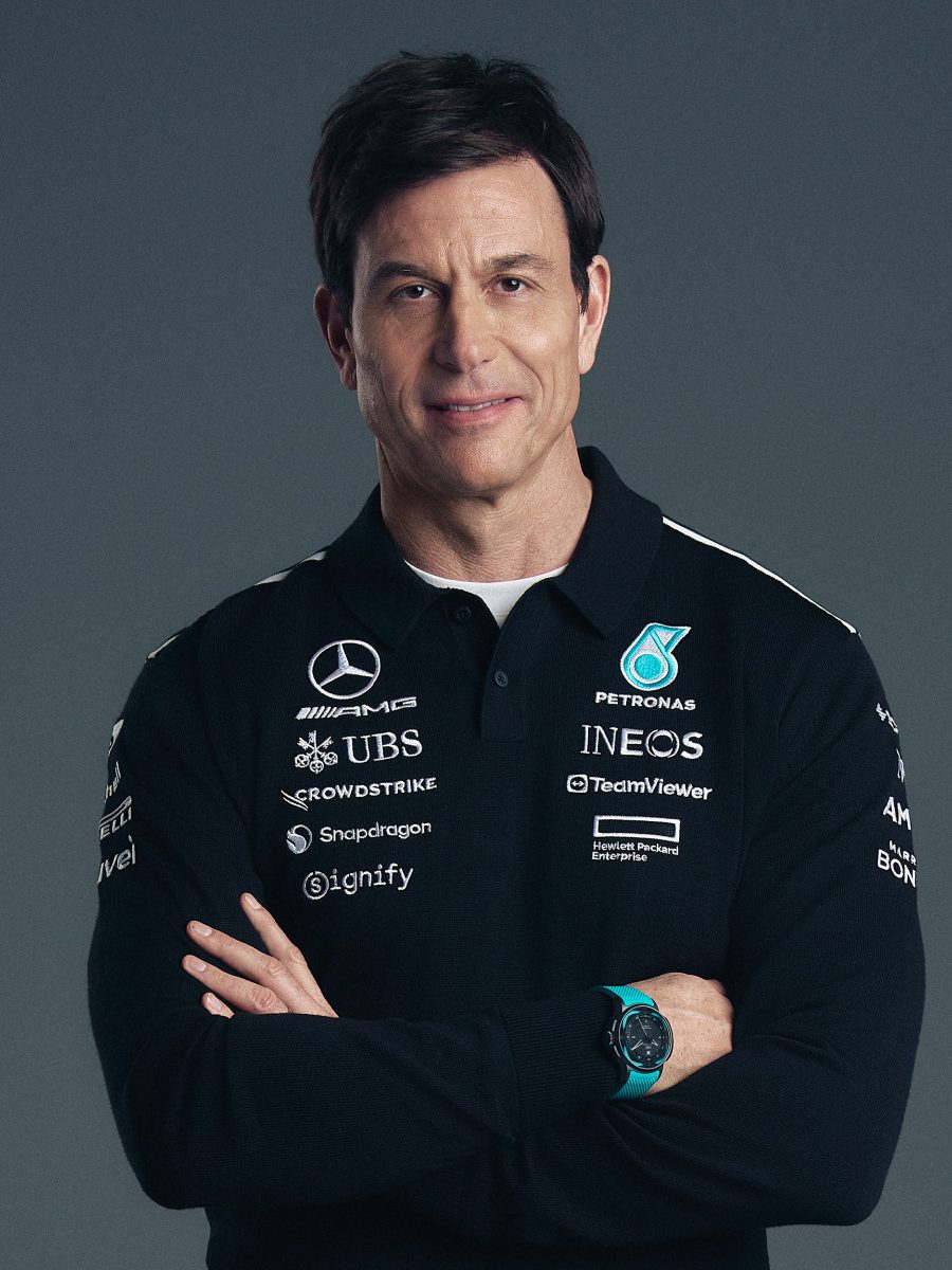 Toto Wolff luciendo el Big Pilot’s Watch Shock Absorber XPL Toto Wolff x Mercedes‑AMG PETRONAS Formula One™ Team