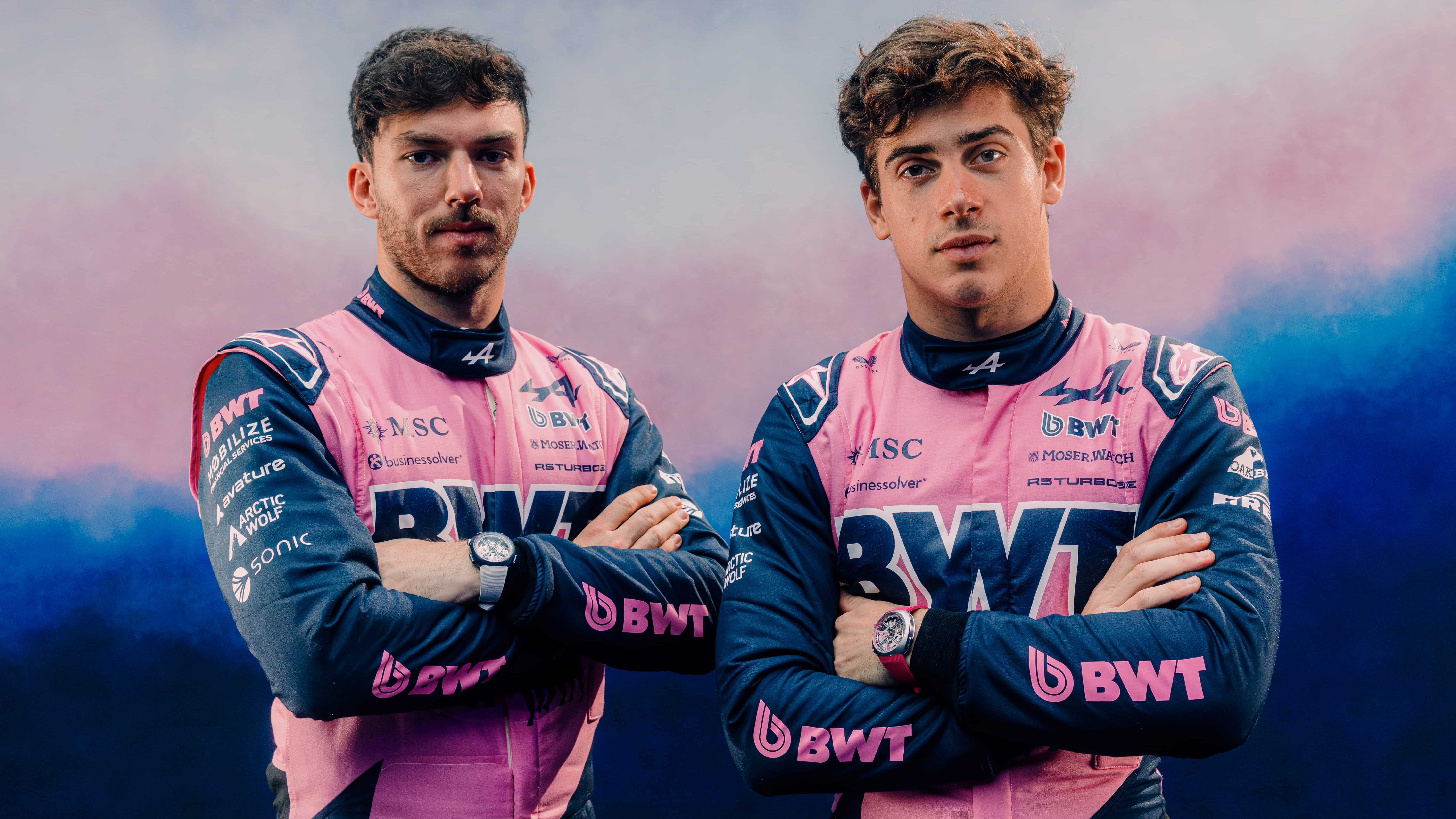 Reloj H. Moser & Cie. Streamliner Alpine Edición, en la izquierda el piloto Pierre Gasly y en la derecha el piloto Franco Colapinto