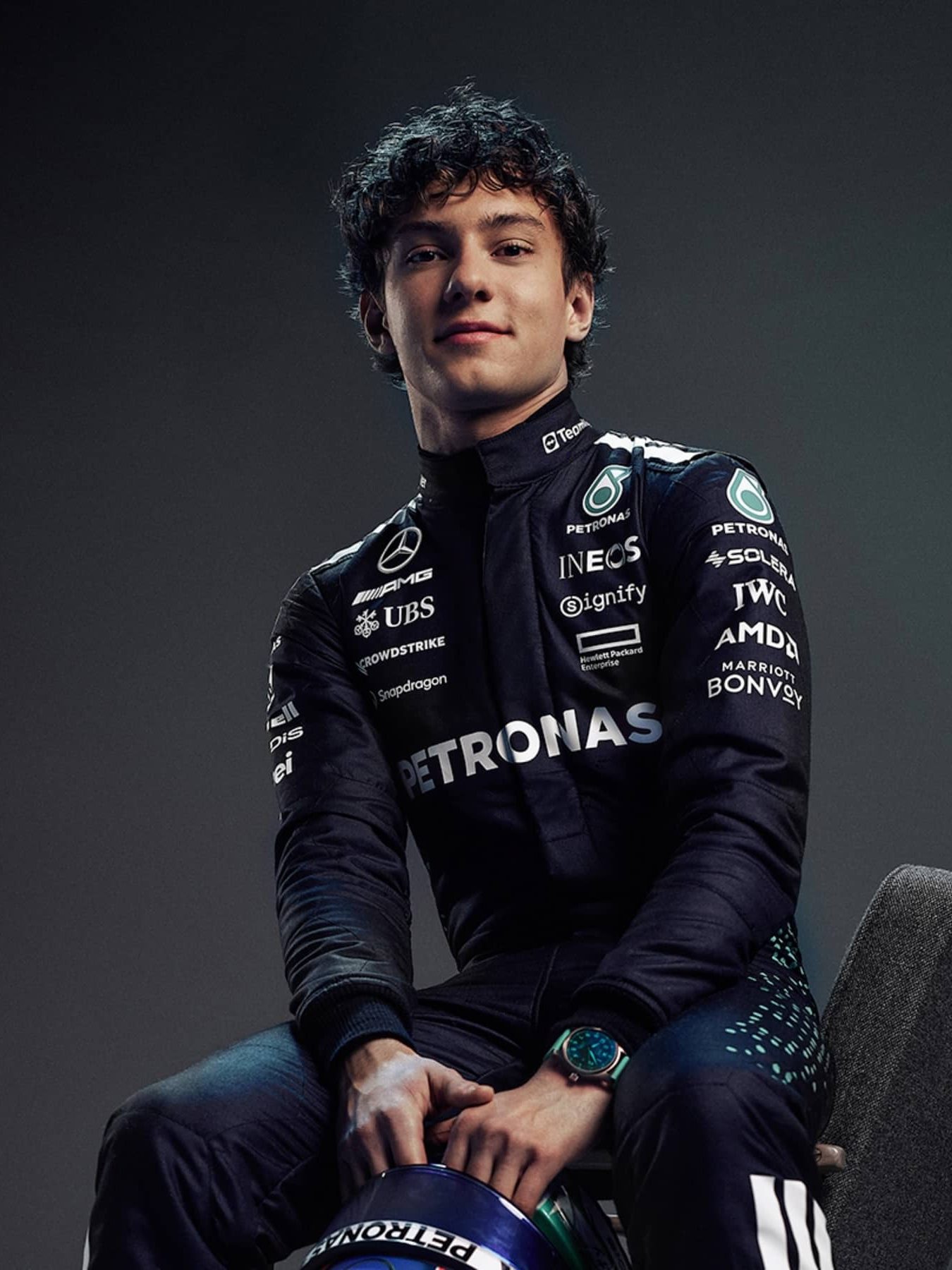 El piloto Kimi Antonelli luciendo el reloj de Aviador Mark XX Mercedes-AMG PETRONAS Formula One™ Team
