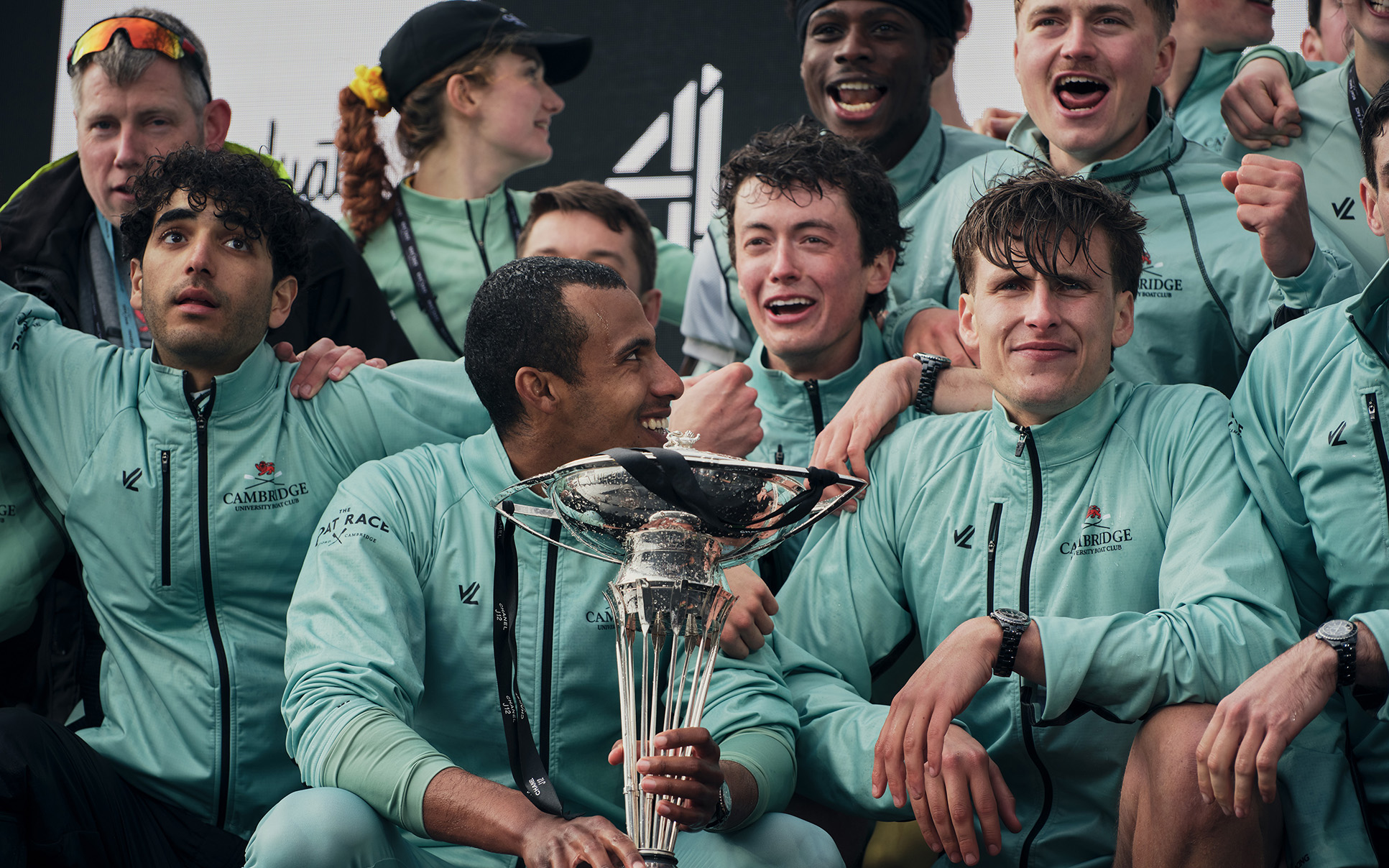 El equipo masculino de Cambridge ganó en 17 min 57 seg. Fuente de Chanel en Joyería RABAT