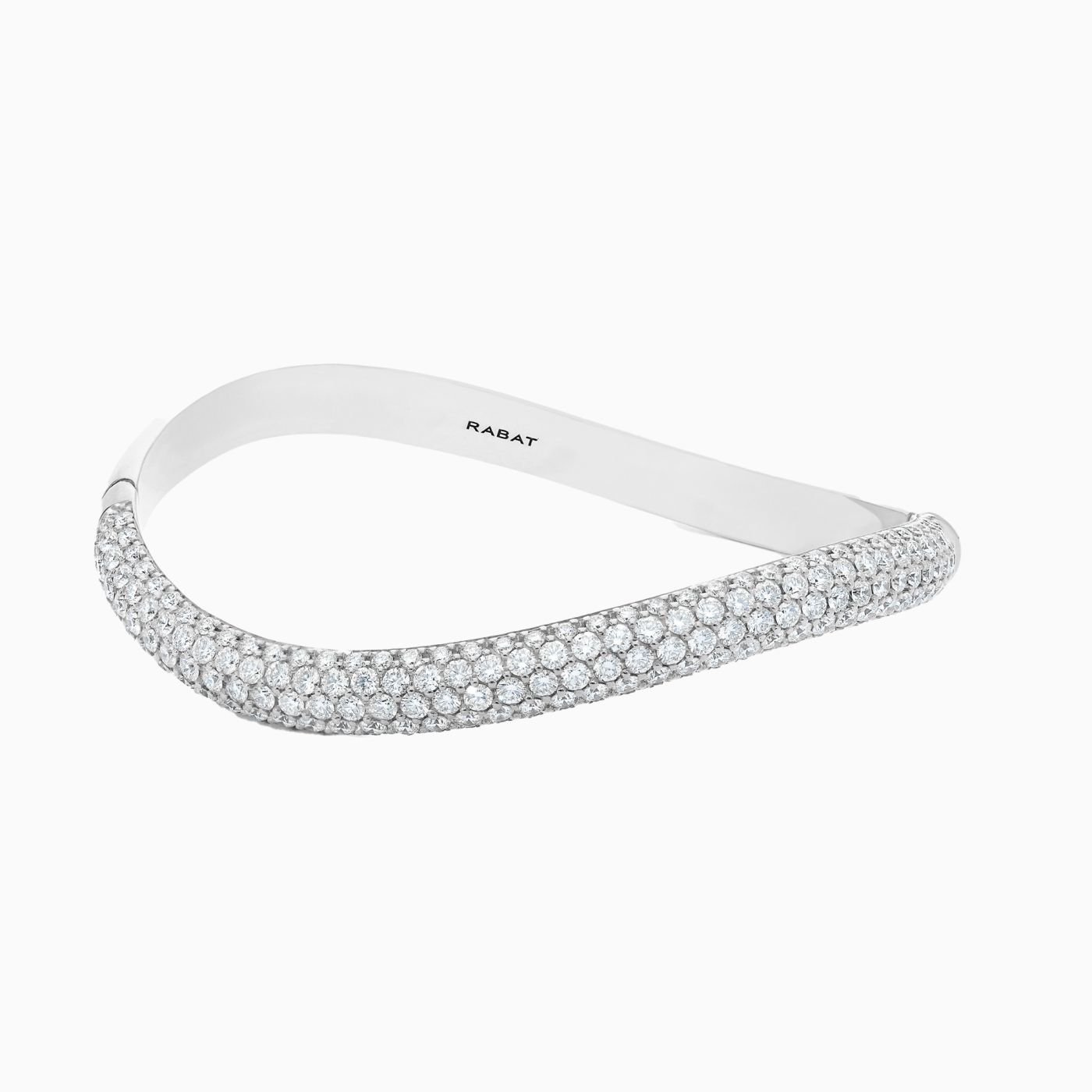 Pulsera rígida ondulada de oro blanco con pavé de diamantes