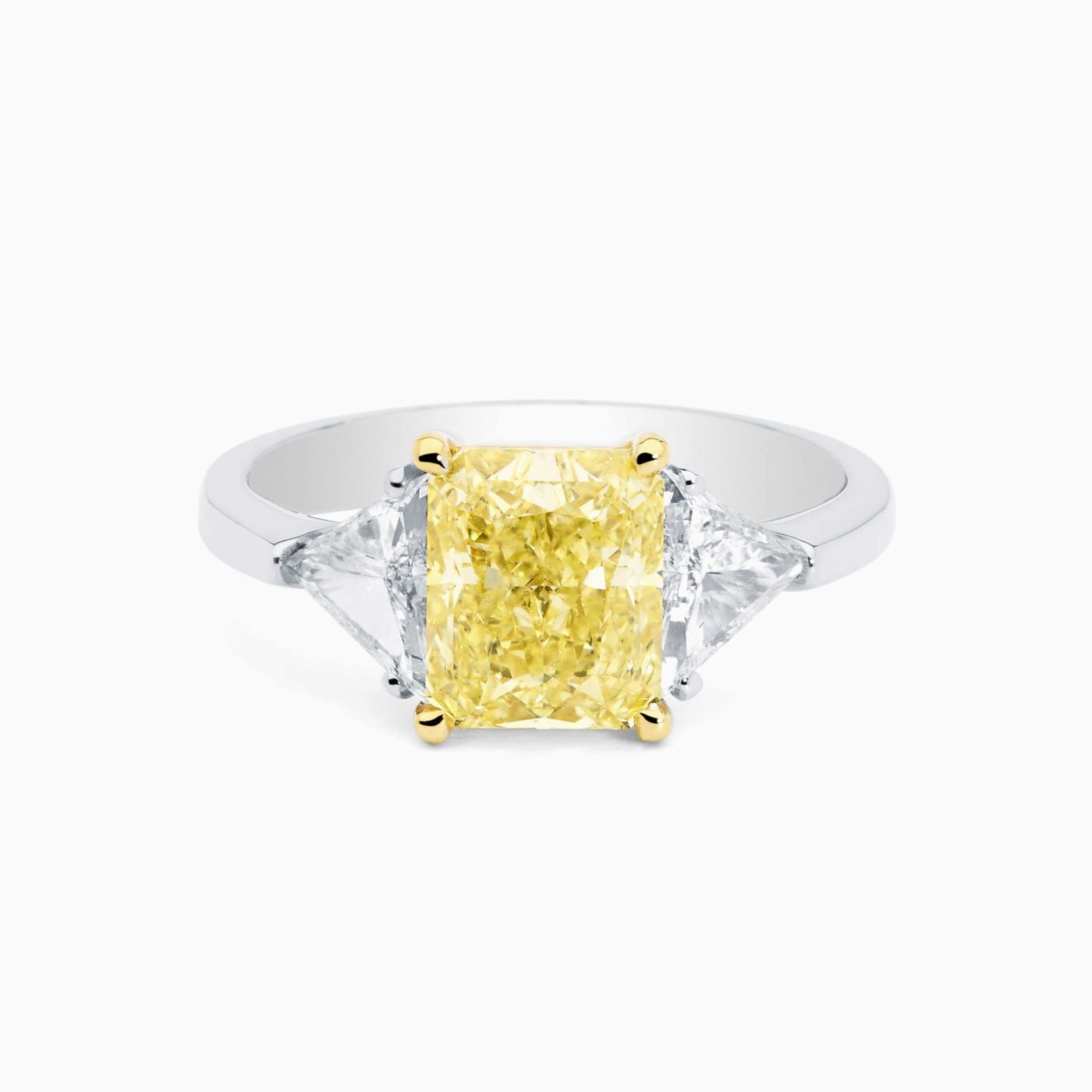 Anillo tresillo de oro blanco con diamante fancy central y diamantes talla trillion