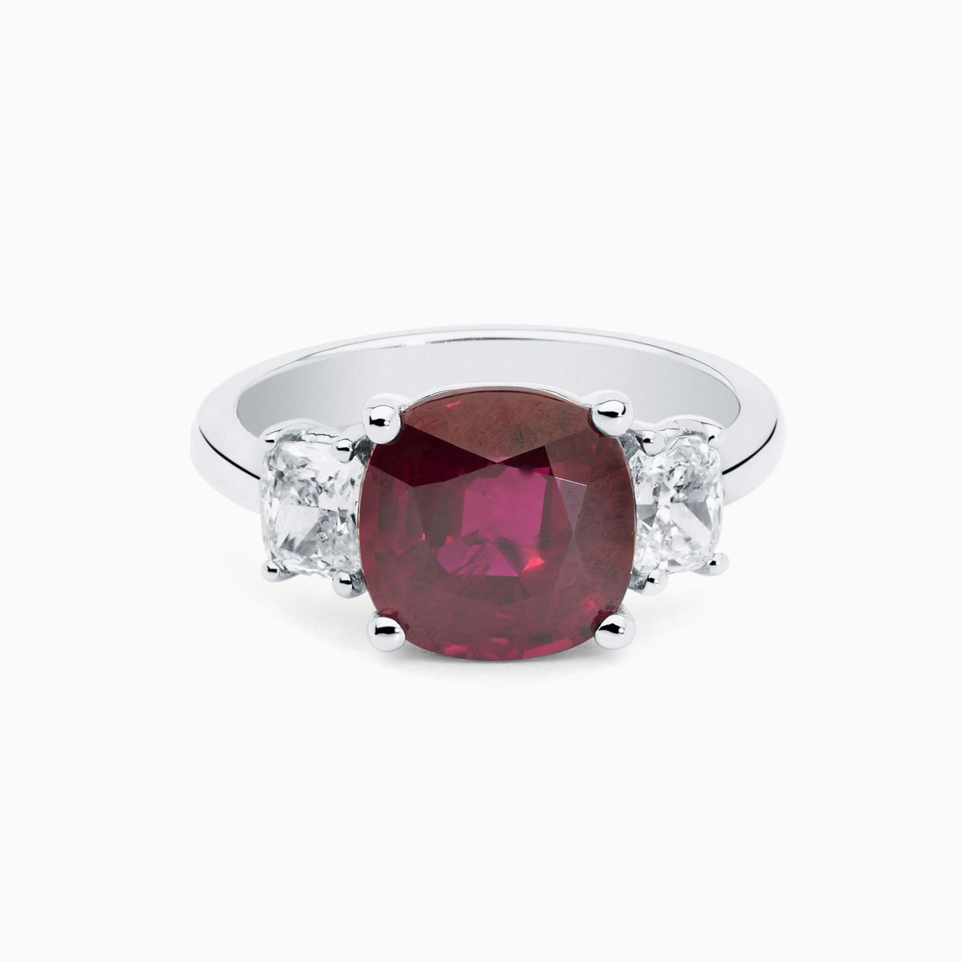 Anillo solitario de oro blanco con rubi central y diamantes laterales