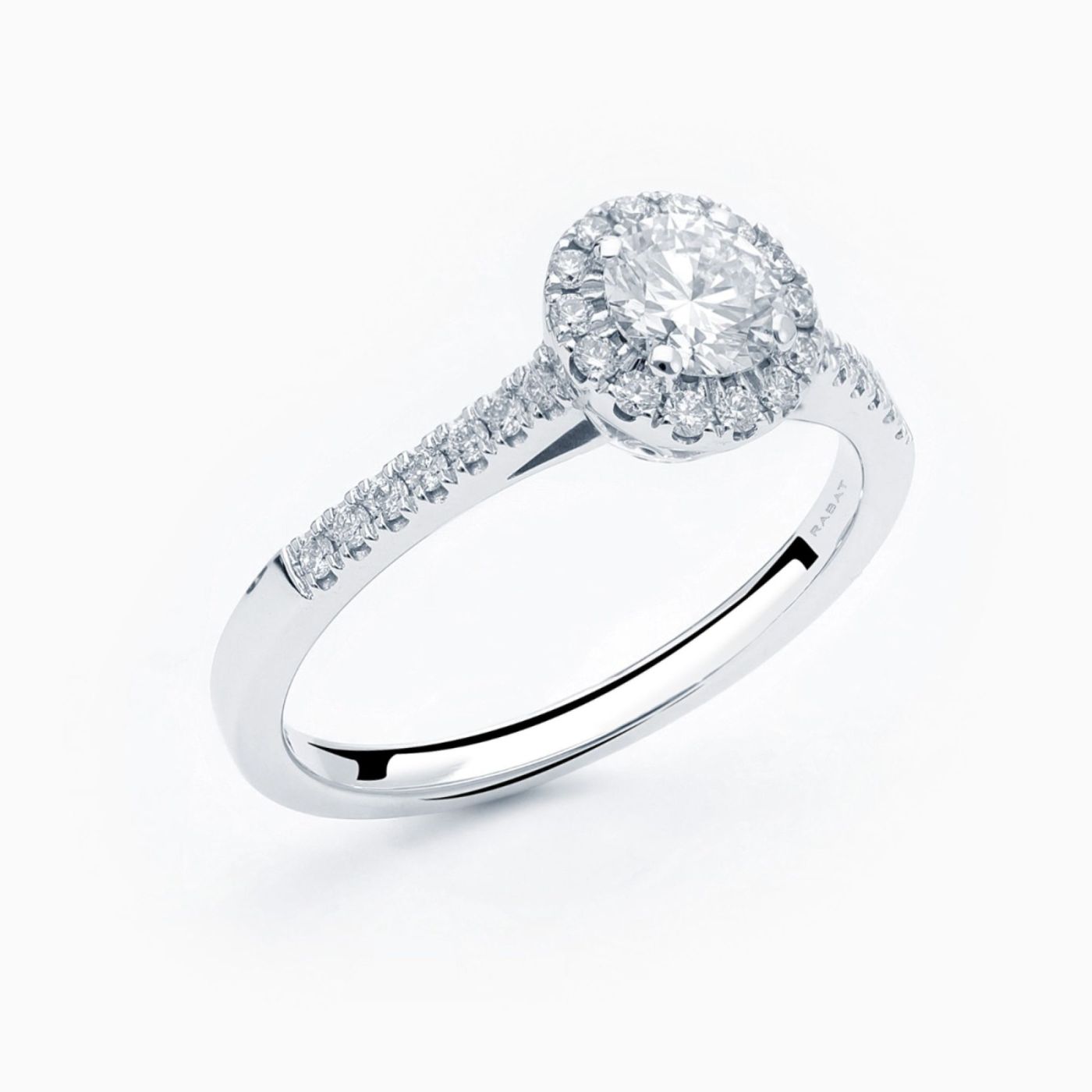 Anillo solitario de compromiso de oro blanco con diamante central y orla y brazo de diamantes RABAT Poetic
