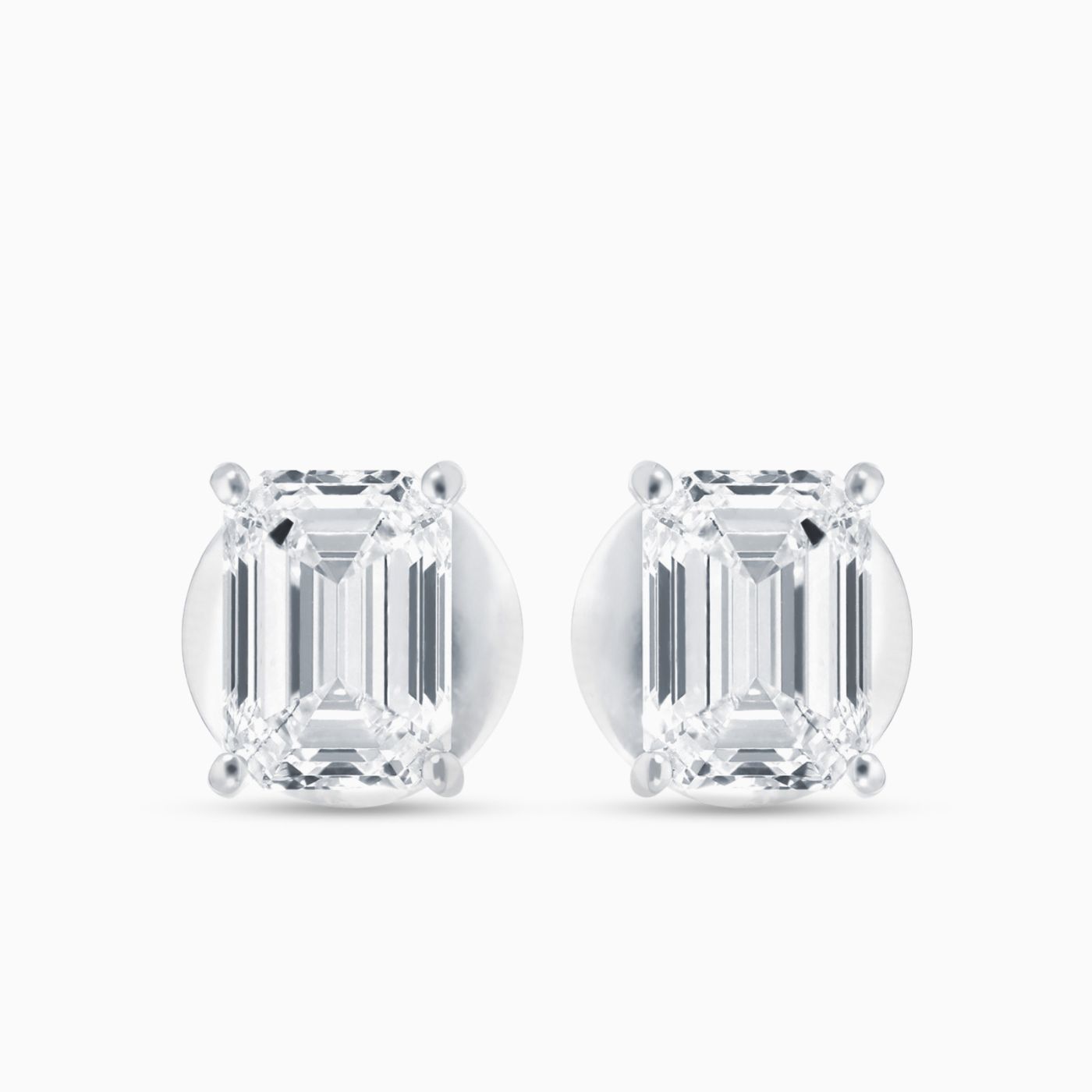 Pendientes dormilonas de oro blanco con diamantes talla esmeralda