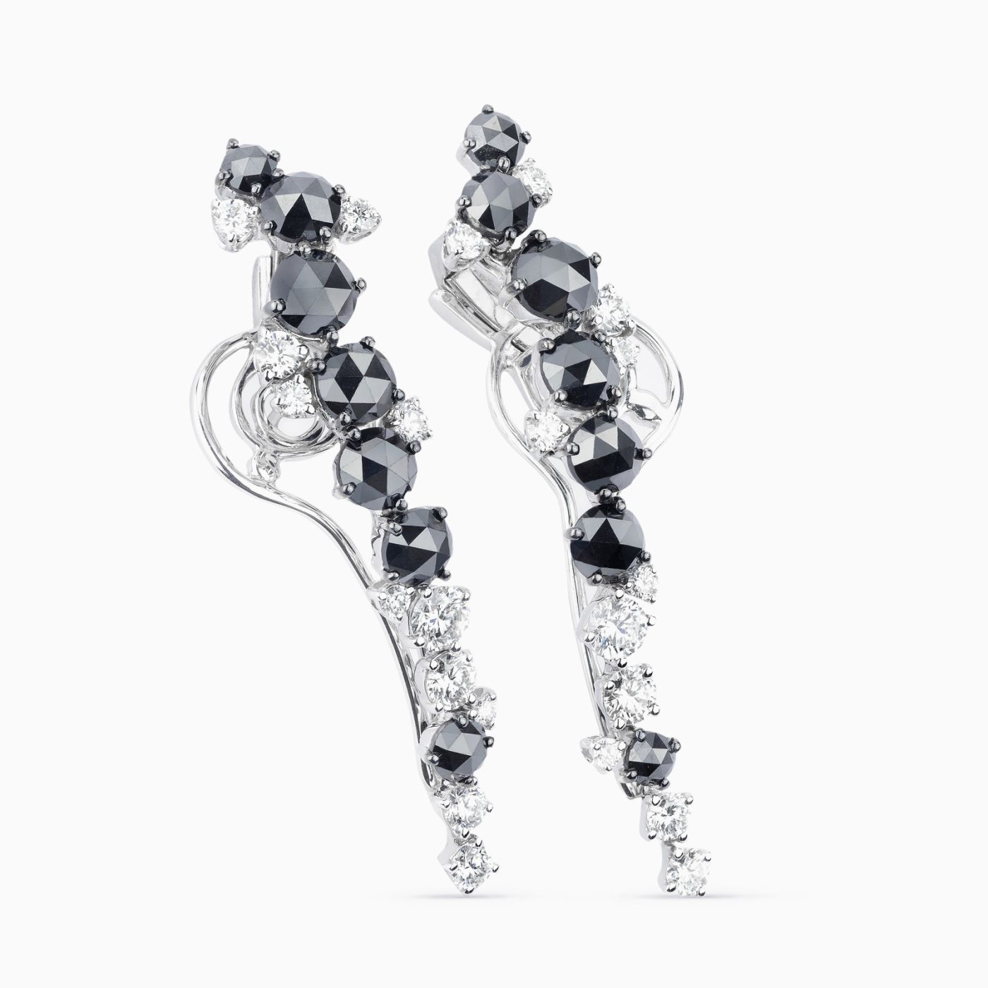 Pendientes ear cuff de oro blanco con diamantes blancos y negros