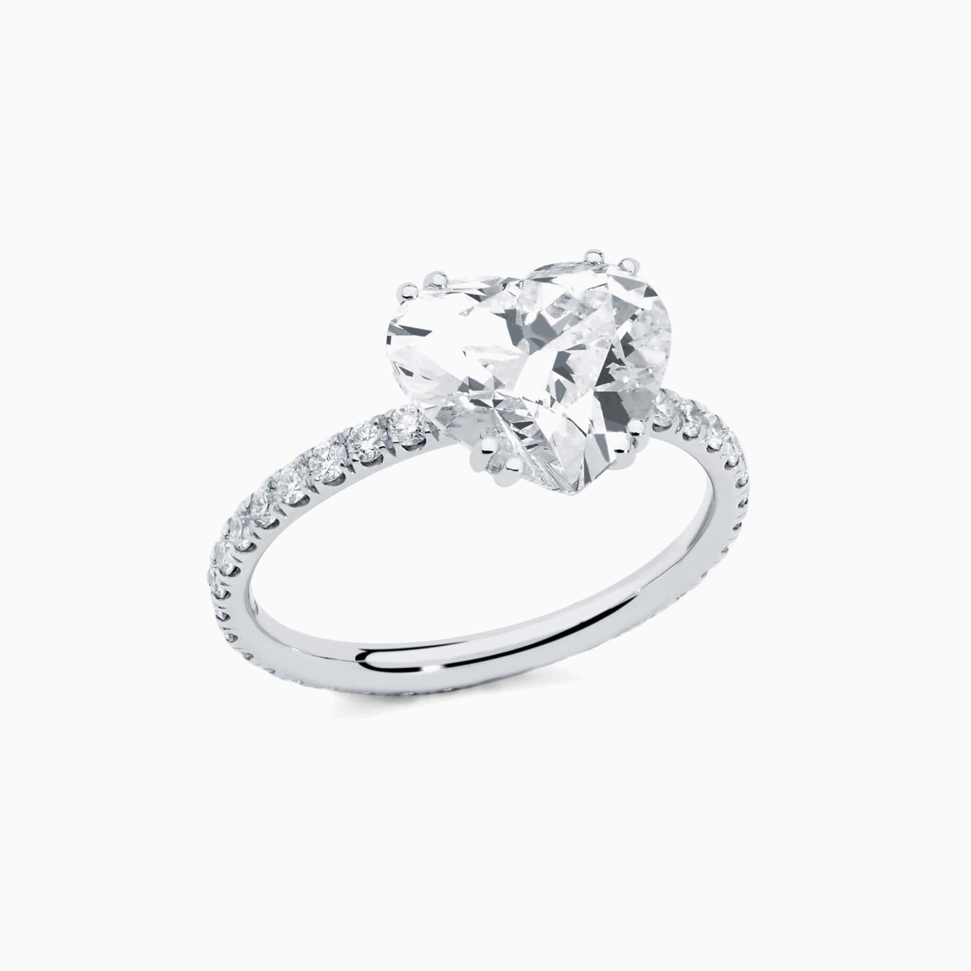 Anillo solitario de oro blanco con diamante central talla corazón y brazo con diamantes