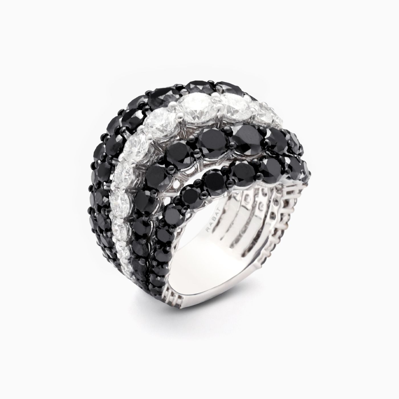 Anillo de oro blanco con ondas y diamantes negros y blancos
