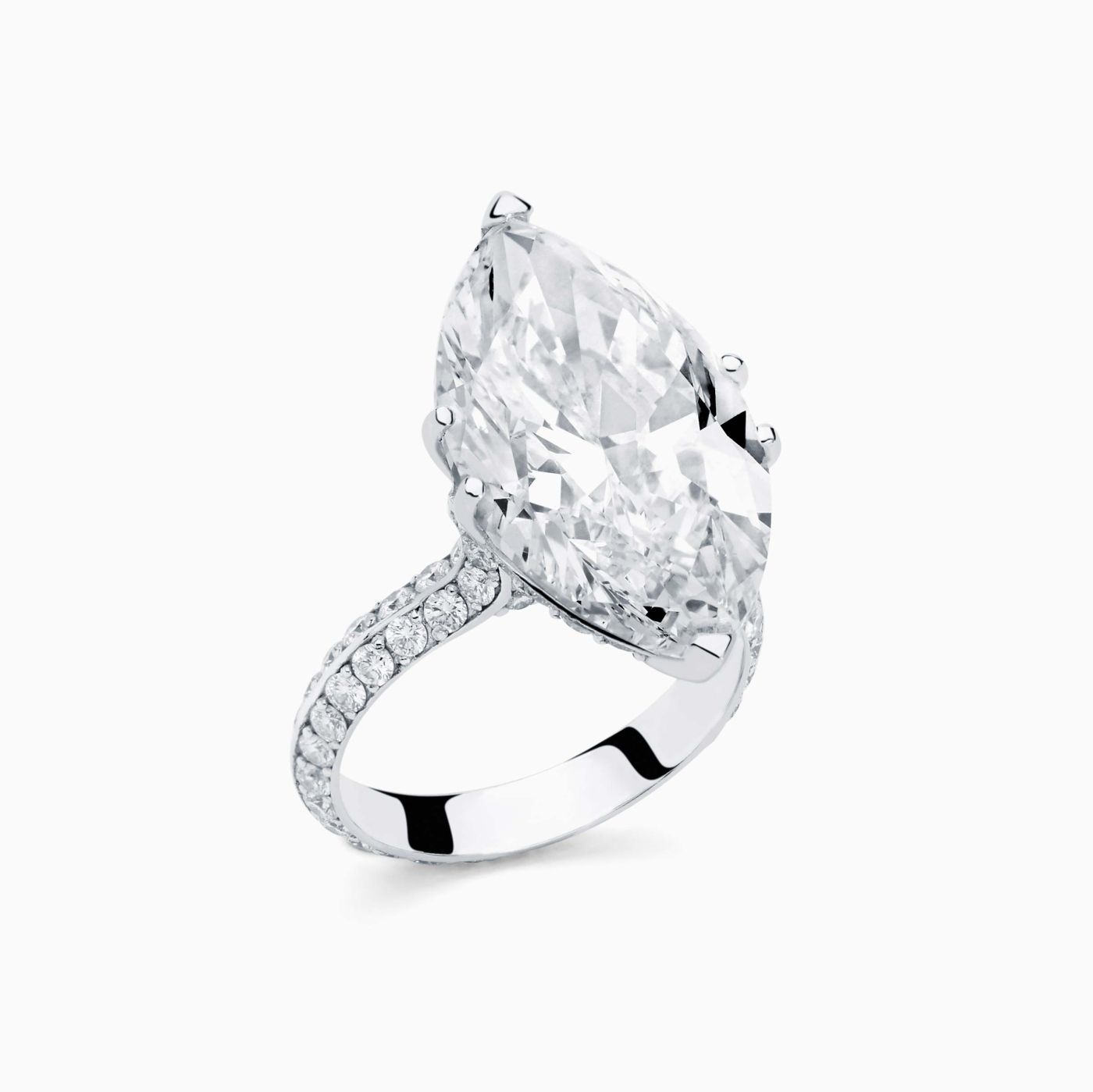 Anillo solitario de oro blanco con diamante central talla marquise y brazo de diamantes