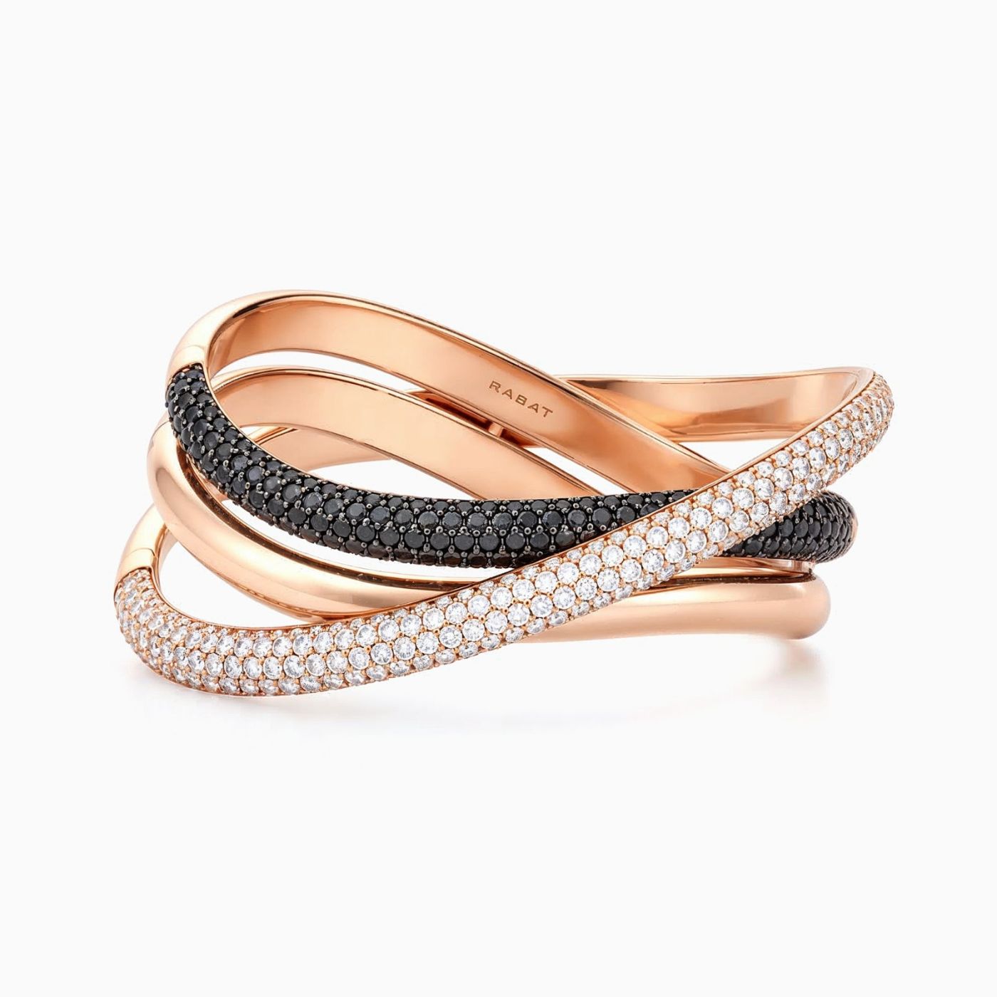 Pulsera rígida ondulada cruzada de tres filas de oro rosa con pavé de diamantes blancos y negros