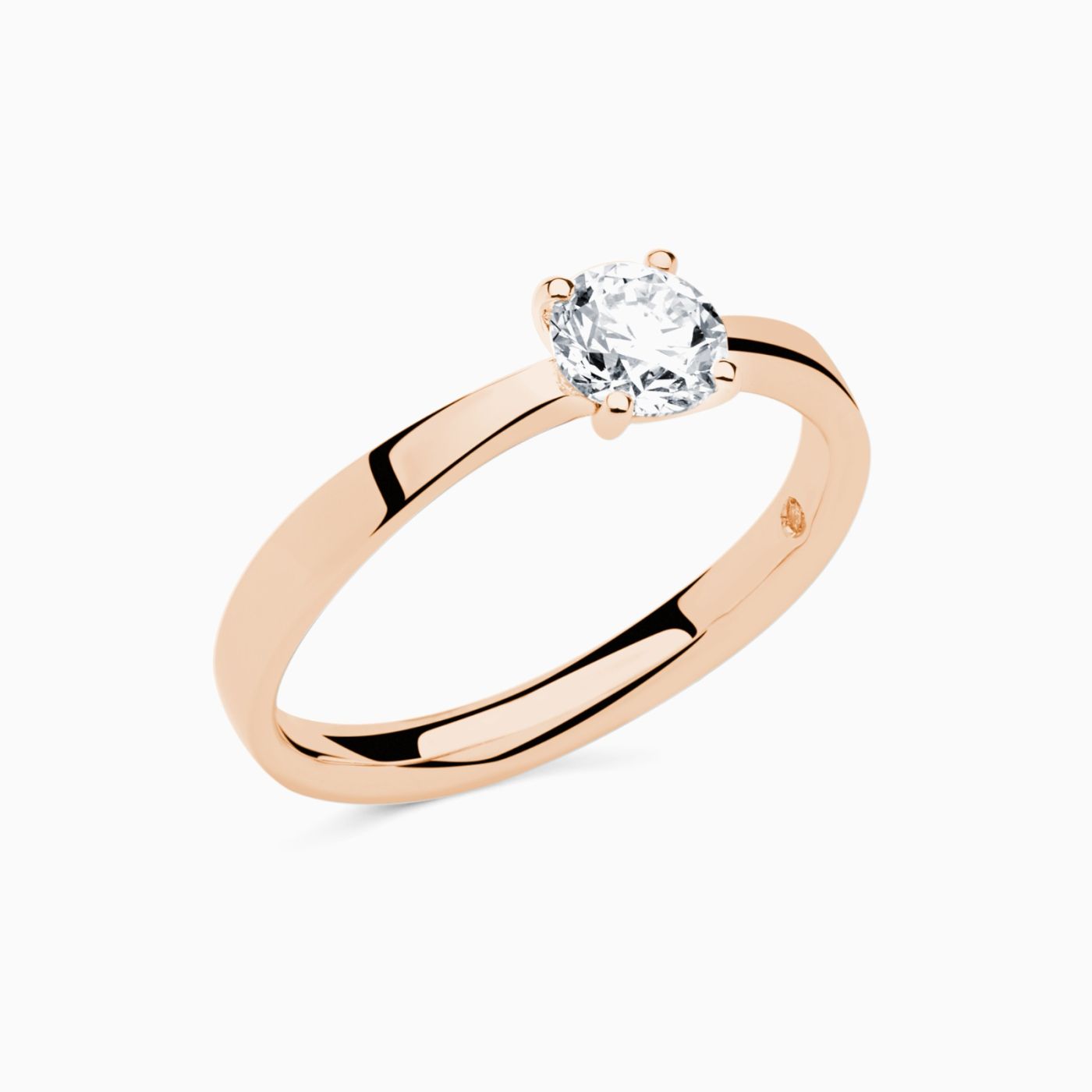 Anillo solitario de compromiso de oro rosa con diamante central