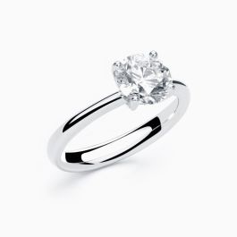 Anillo solitario de compromiso de oro blanco con diamante central 