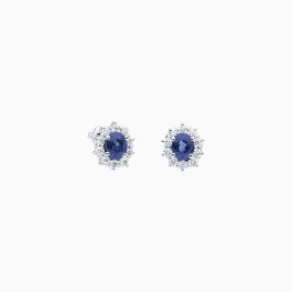 Pendientes de oro blanco con zafiro azul central talla oval y orla de diamantes