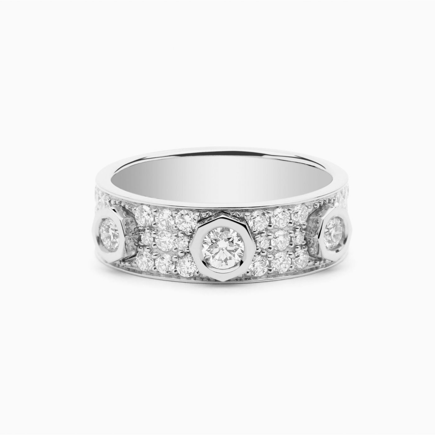 Anillo de oro blanco con tres diamantes centrales y pavé de diamantes