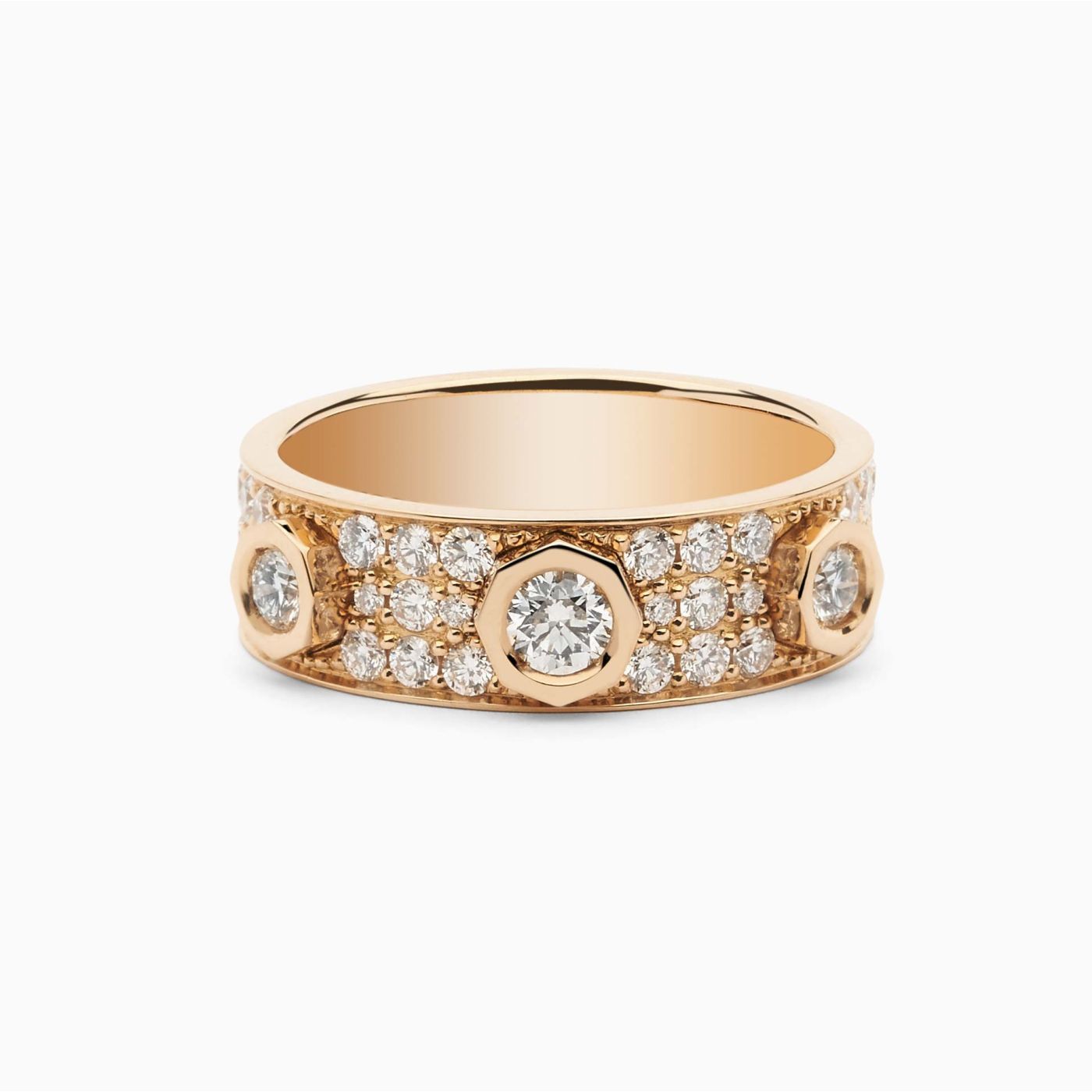 Anillo  de oro rosa con tres diamantes principales y pavé de diamantes