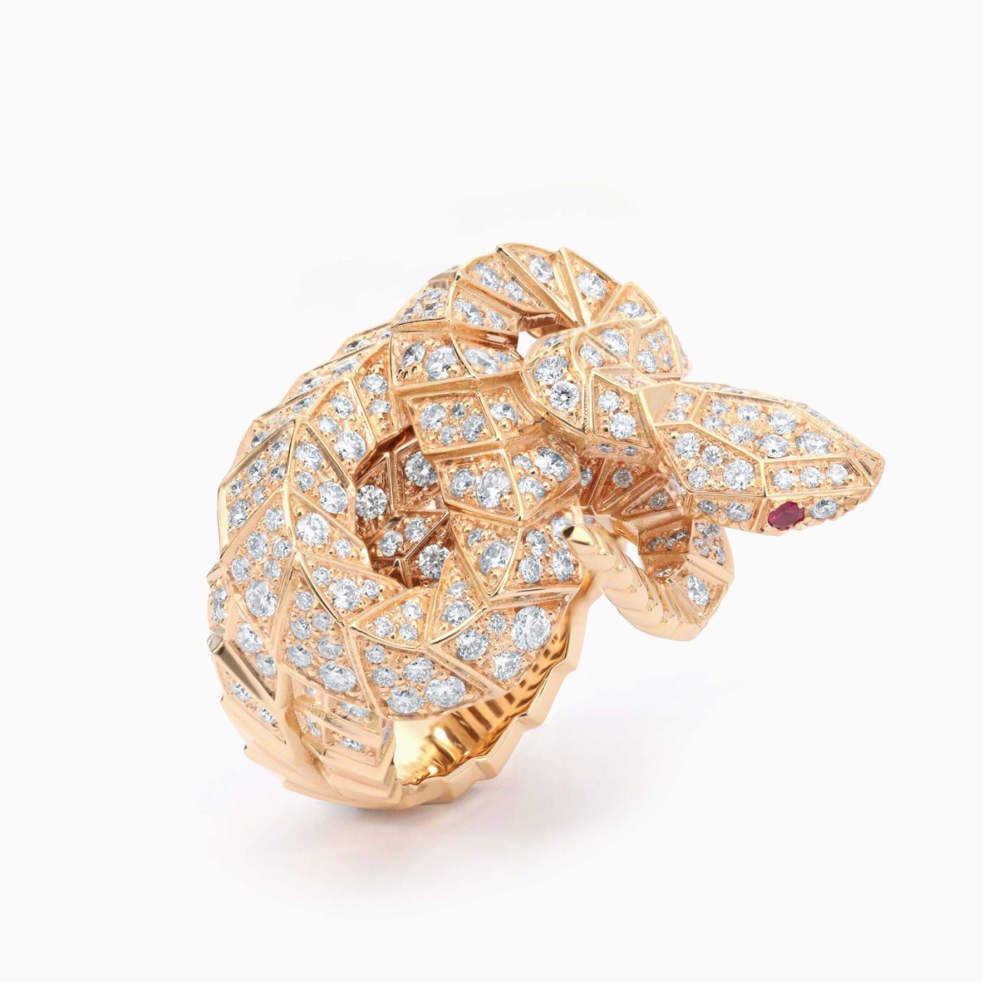 Anillo serpiente de oro rosa con rubíes y pavé de diamantes