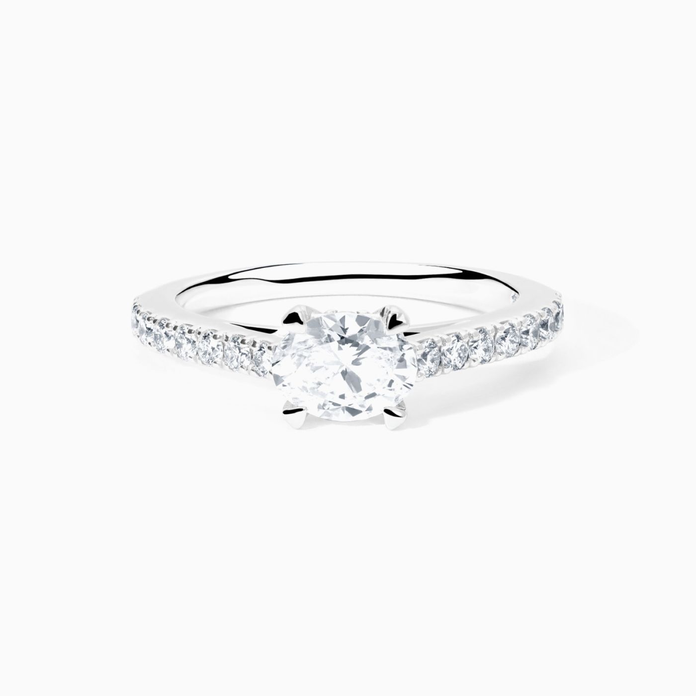 Anillo solitario de compromiso de oro blanco con diamante central talla oval y brazo de diamantes