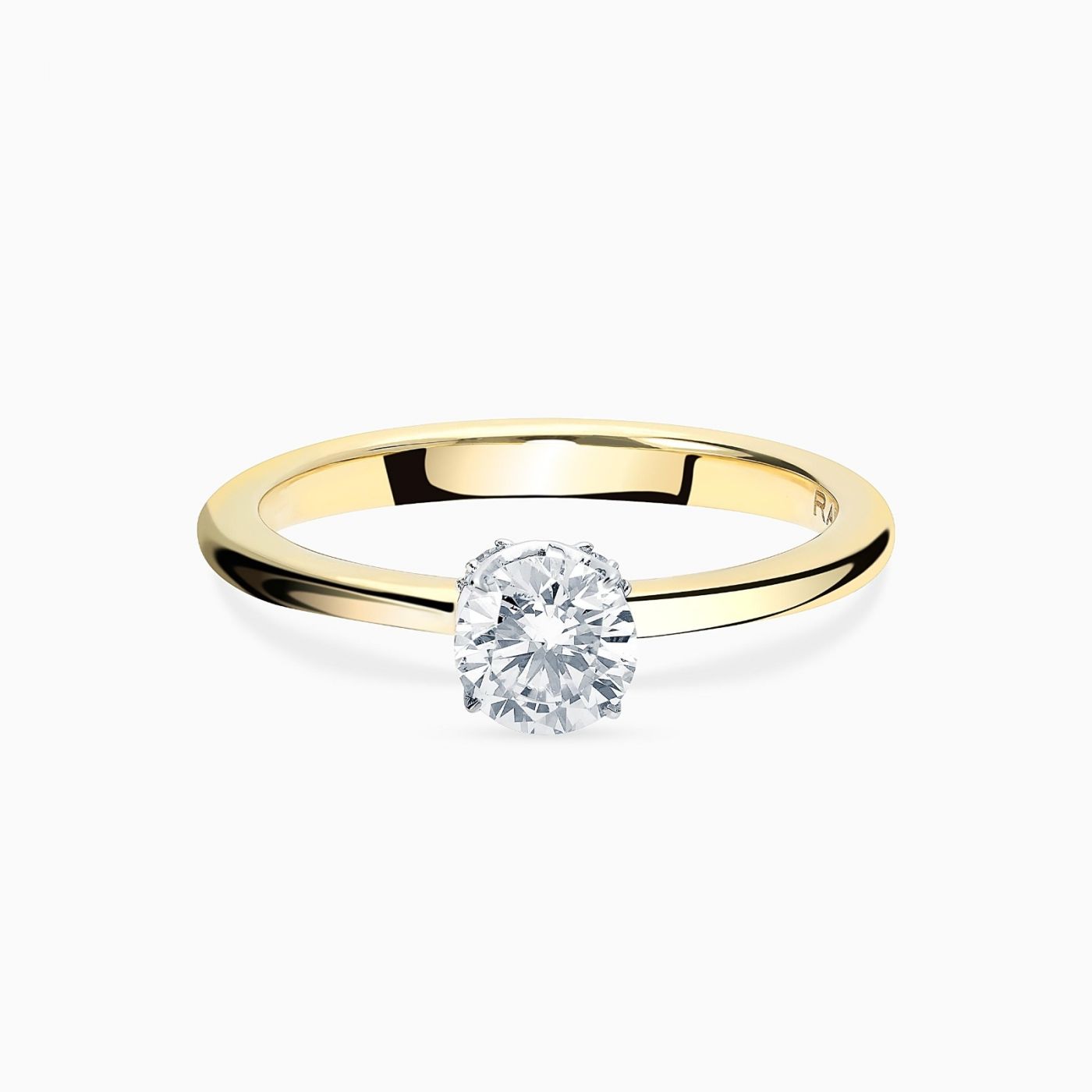 Anillo solitario de oro amarillo con diamante central y mini diamantes
