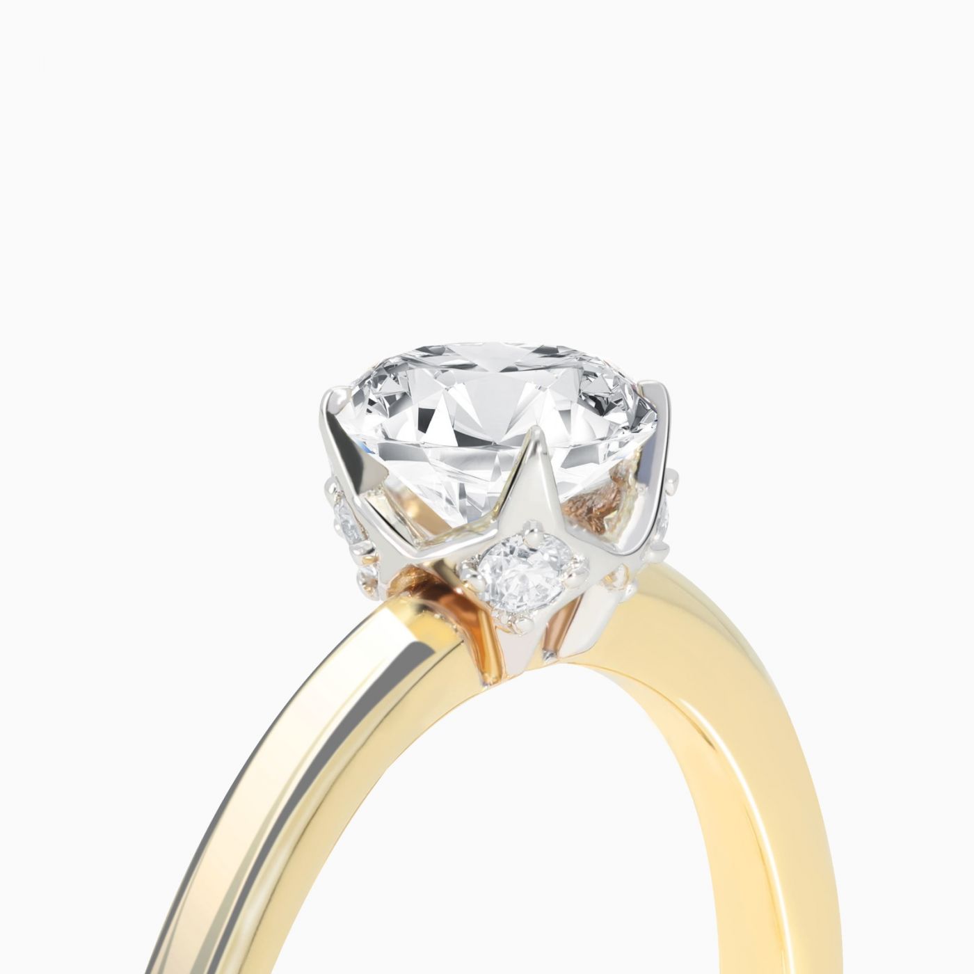 Anillo solitario de oro amarillo con diamante central y mini diamantes