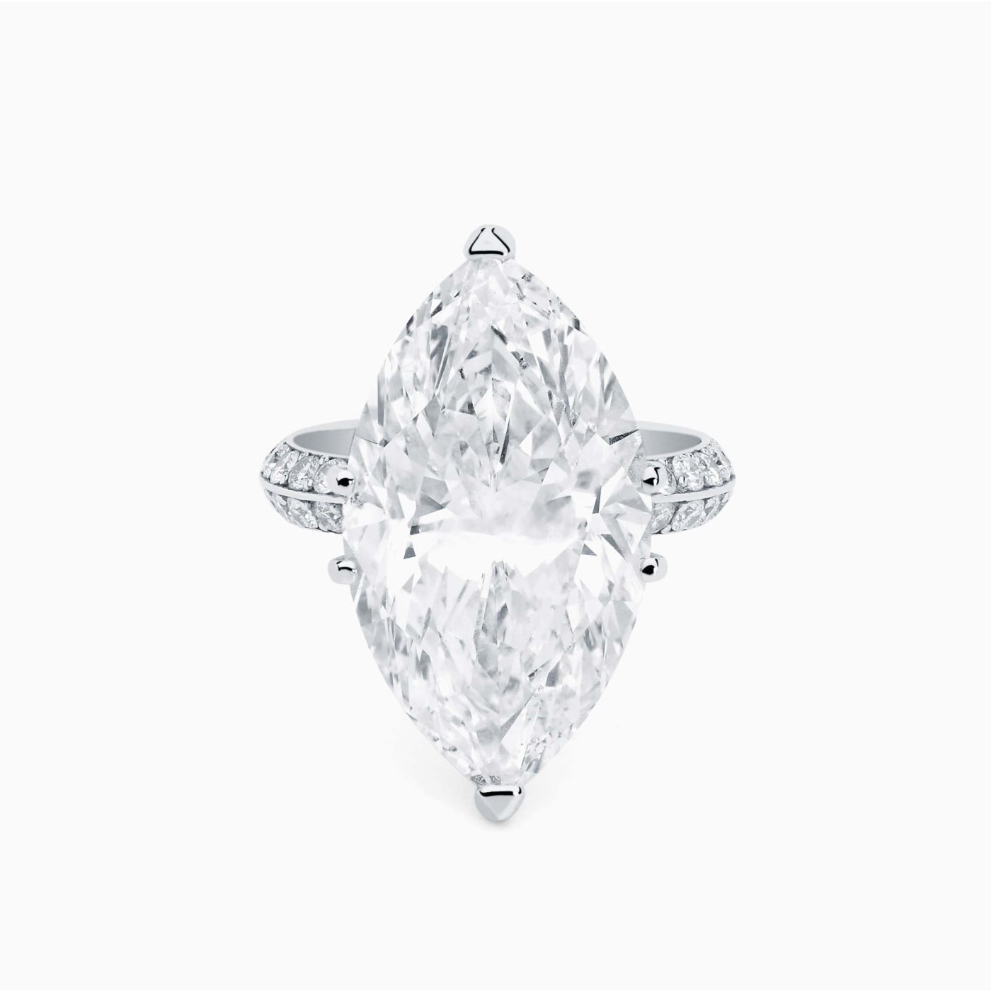Anillo solitario de oro blanco con diamante central talla marquise y brazo de diamantes