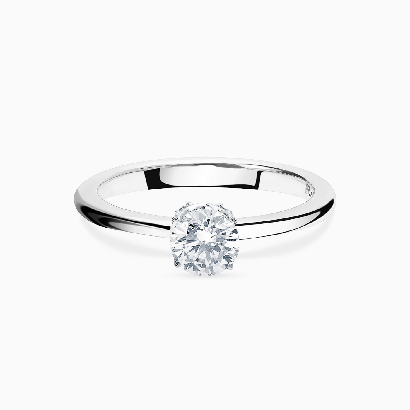 Anillo solitario de oro blanco con diamante central y mini diamantes