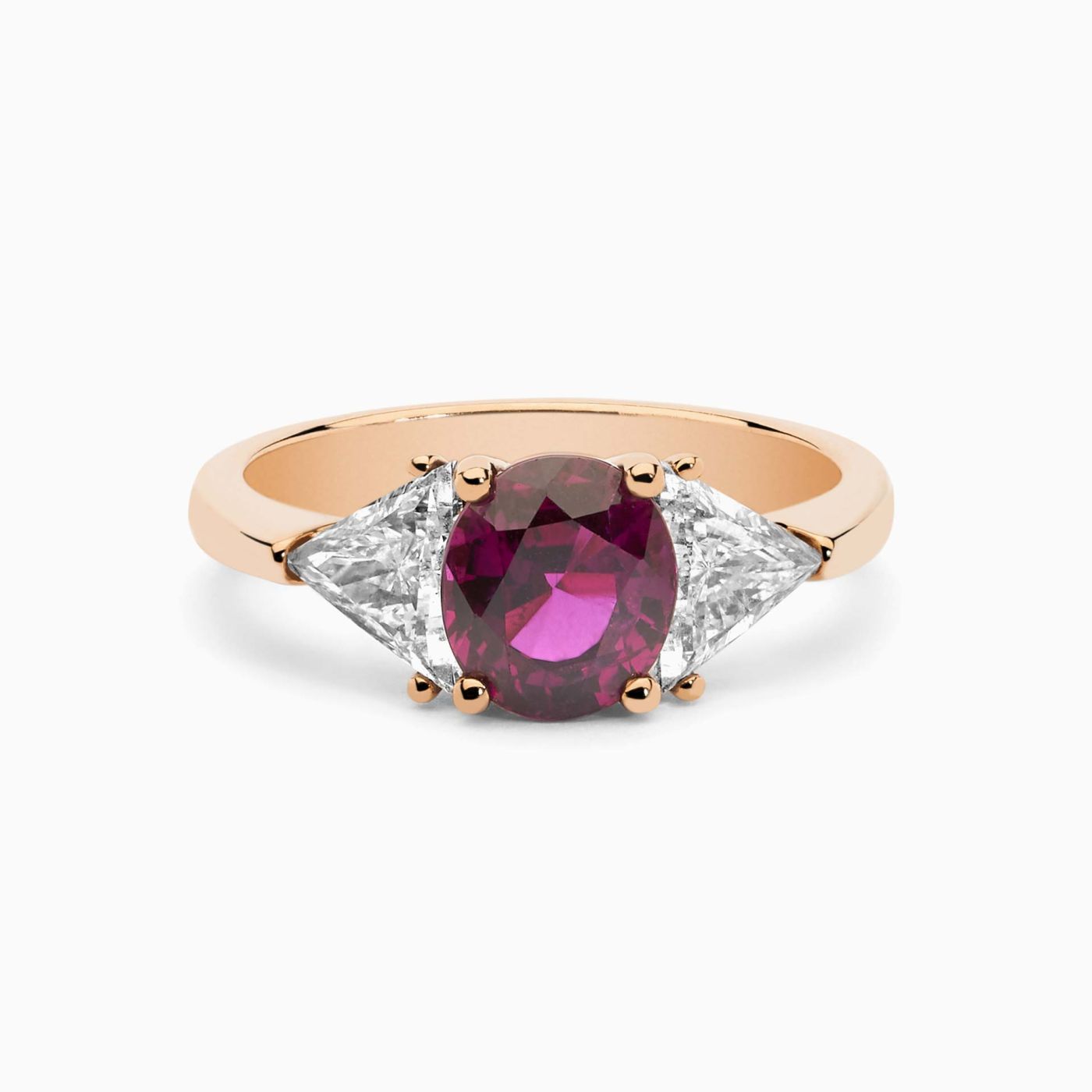 Anillo solitario de oro rosa con rubí central