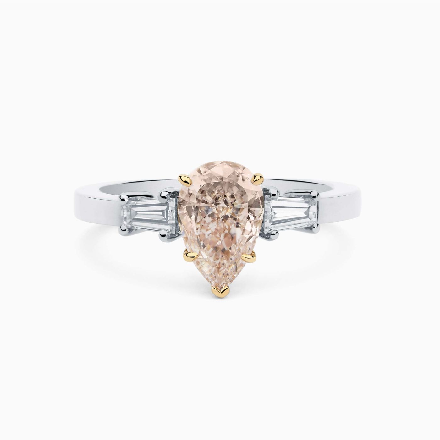 Anillo solitario de platino con diamante central fancy pink