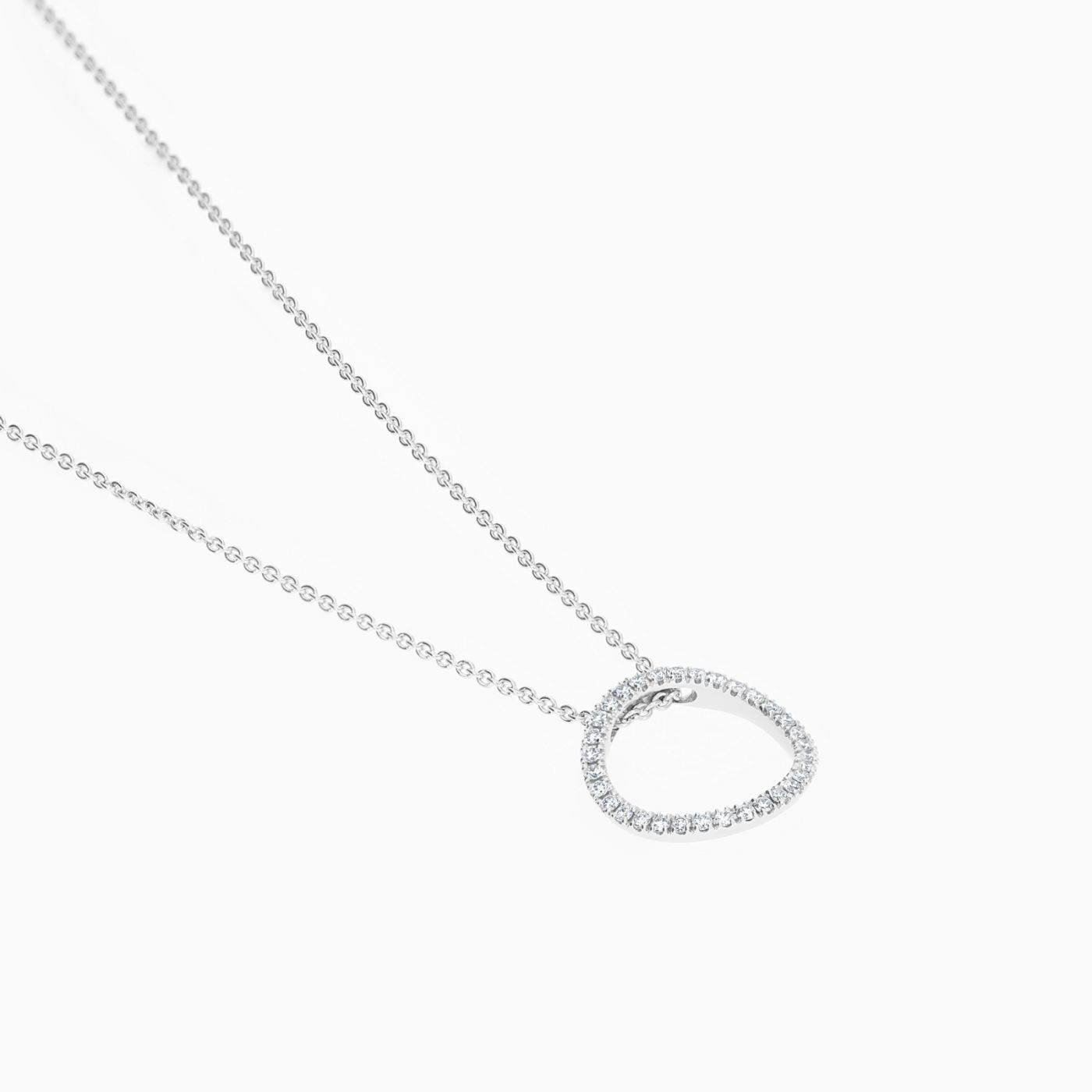 Colgante círculo de oro blanco con diamantes